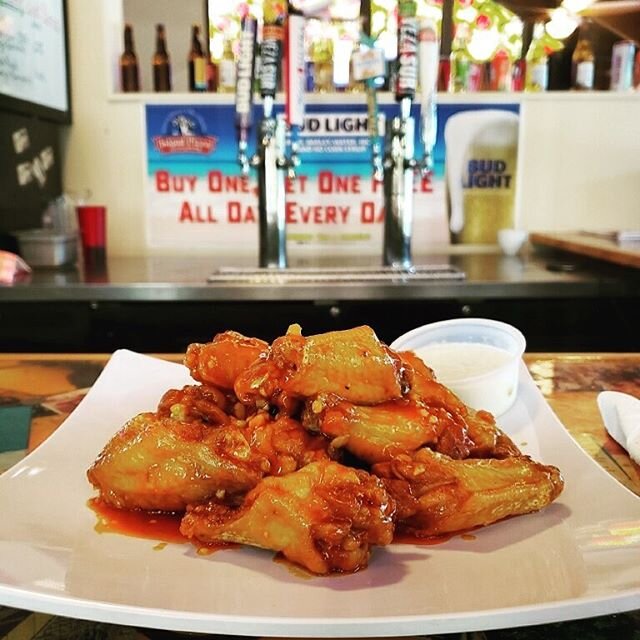 Our famous Sanibel sauce wings!!! Come in and enjoy 1/2 price apps Thursday 2-4 PM
And ice cold draft beer BOGO free all day everyday!

#wereback #islandpizzasanibel #chefantonio #wings #delish #bogo #sanibelisland