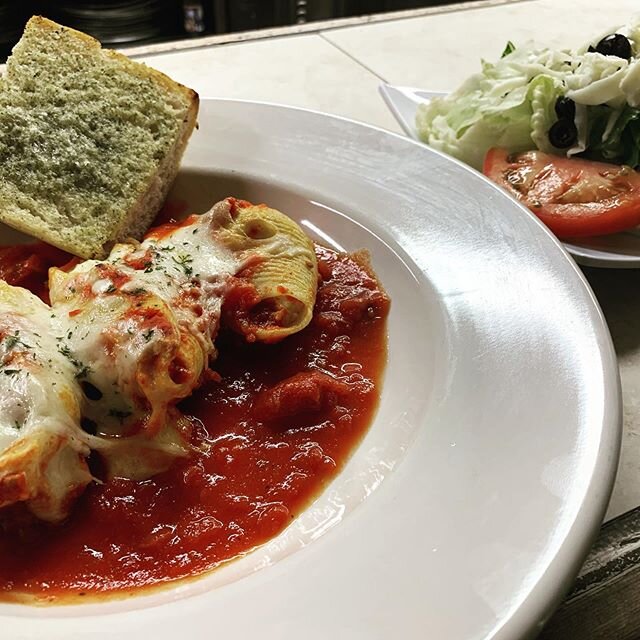 !!!!!Today&rsquo;s Special!!!!
Ricotta stuffed shells with garlic bread and a house salad!
And if you come in and dine with us it&rsquo;s Buy One Get One Free!!!!
#chefantonio #sanibelisland #bogofree #eatin #eatlocal #islandpizza #stuffedshells