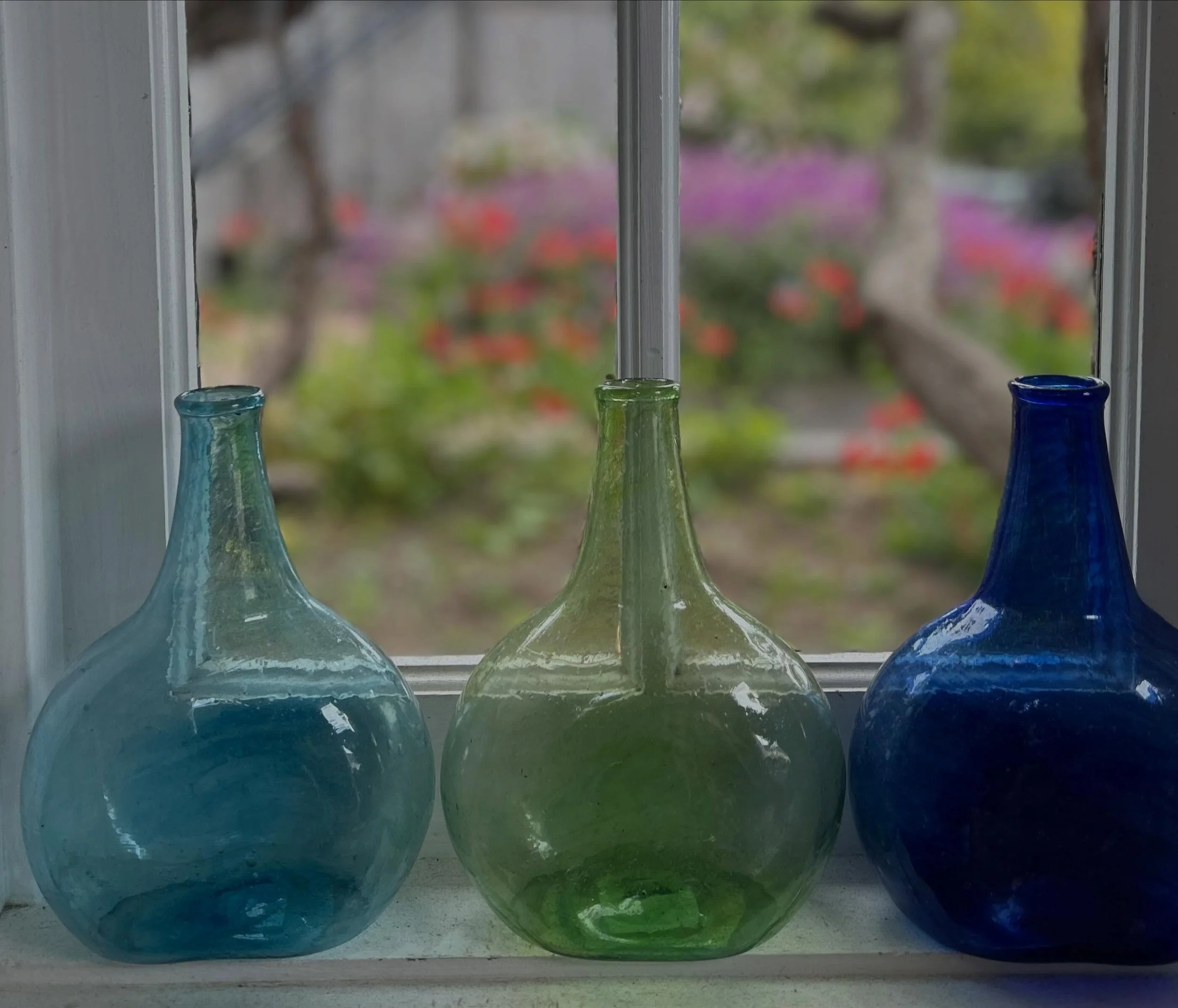 Bubble glass vases in three colors. They are made in India. Add a flower to each and group them together or place one in a special place in your home.

#creativecoop #madeinindia #shoplocal #visitmendocino