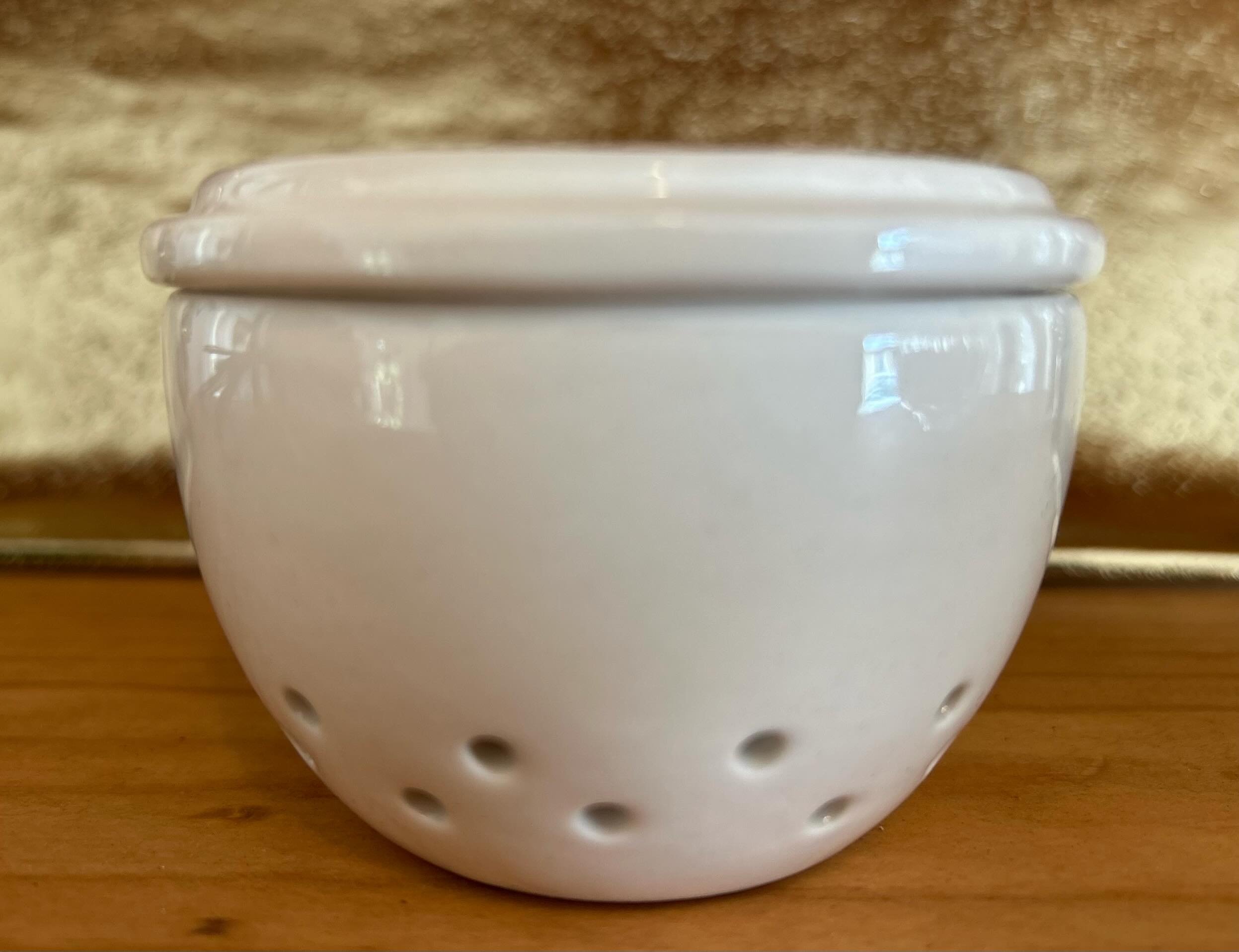 Store your garlic or ginger in this and use the top as a grater. Clever!

#mychicfarmhouse #storegarlicorginger #shoplocal #visitmendicino
