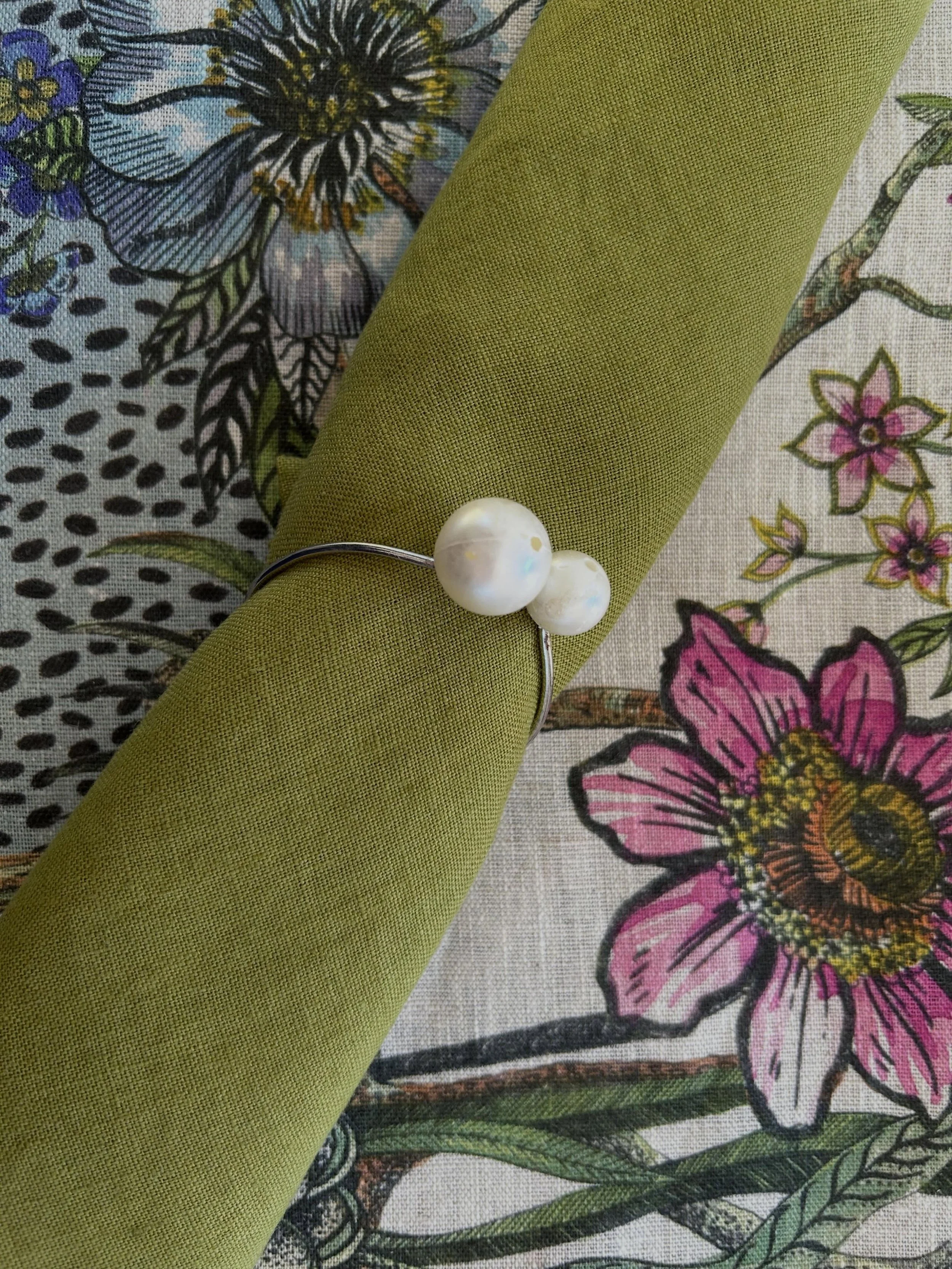 Metal and faux pearl napkin rings.
Sold in sets of 4.

#creativecoop #napkinrings #madeinindia #shoplocal #visitmendocino