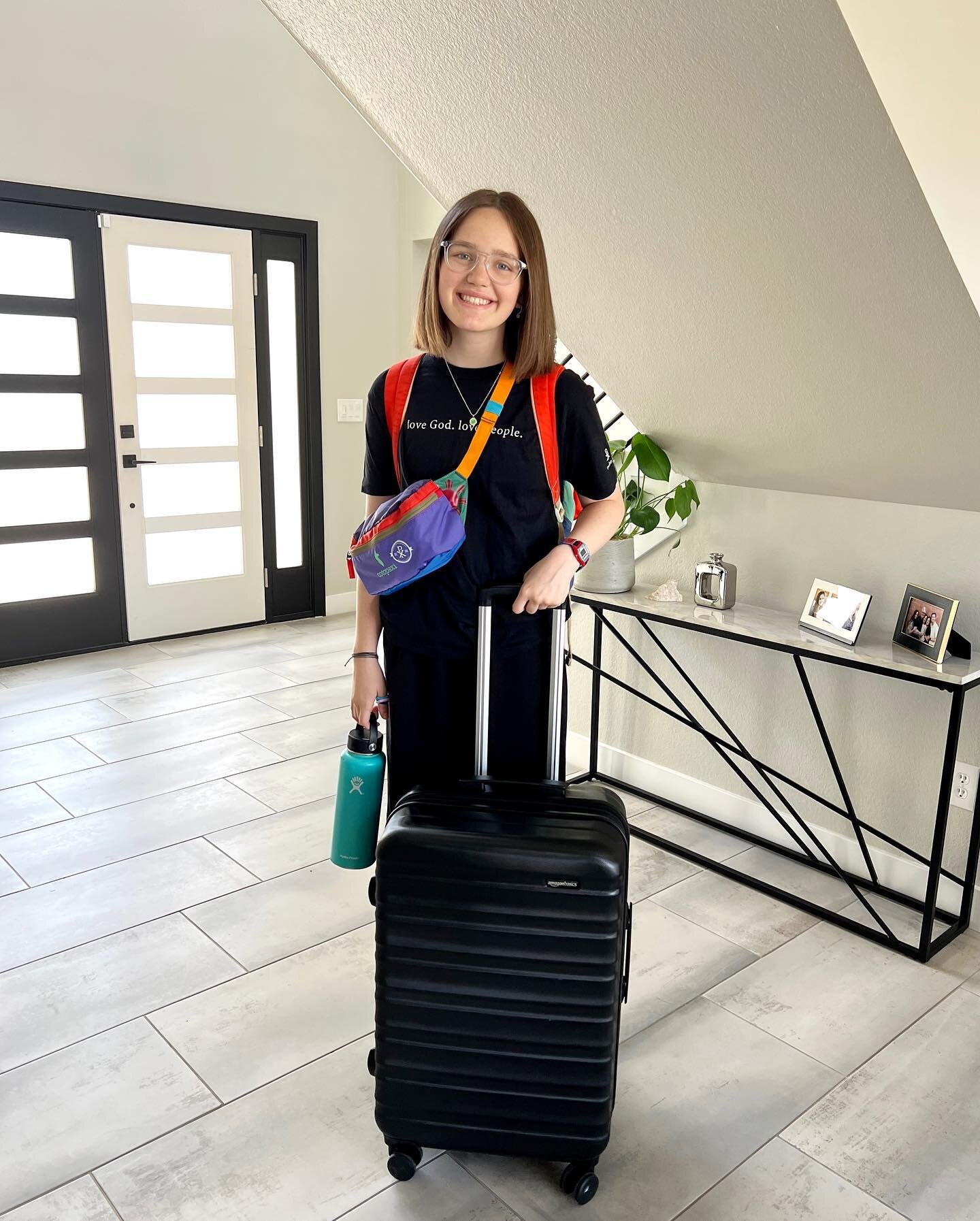Your trip plans are finalized but what final things should you do the day before you head out on vacation?🤔 

Here are a few things that I like to do before heading out on vacations:
⭐️ If your kids will be missing school, finalize plans with their 