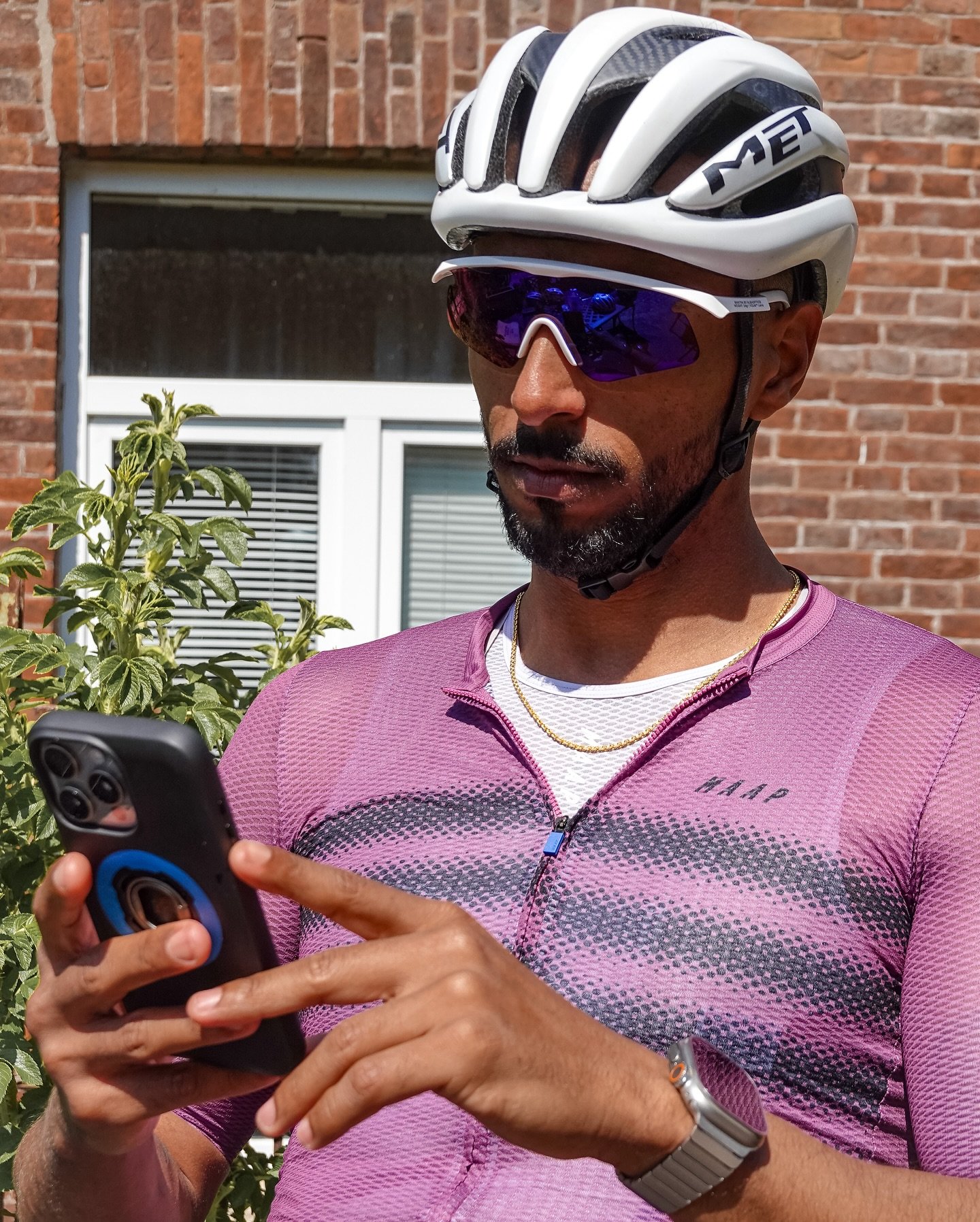 Still searching - scrolling - for meaning in the chaos 🔍

#cyclist #cyclinglife #influencerlife #socialmedia #cyclingkit #maap #albaoptics #quadlock