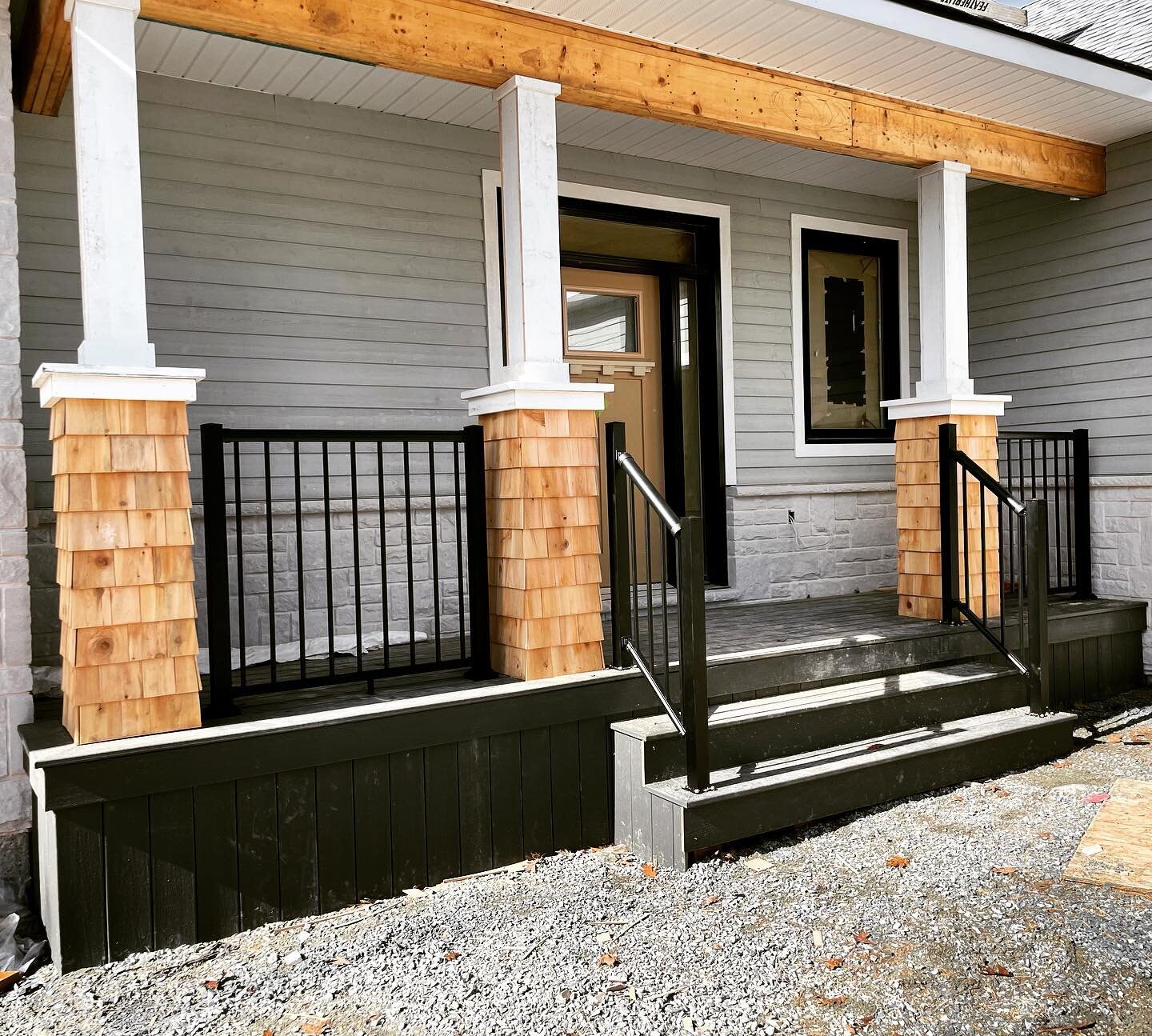 Now that&rsquo;s some curb appeal! Beautiful cedar shake post bases with cape cod wood post wraps, trex composite decking and century aluminum railings. 
#customcarpentry #deckbuilder #cedarshakes #compositedecking #aluminumrailing