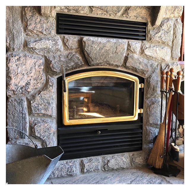 Okay I&rsquo;ll admit...I love a good fireplace! 🤣🤷🏼&zwj;♀️ (As you can see by my last few posts) This fireplace is solid granite which is a perfect material choice for a muskoka cottage. 👌🏻
&bull;&bull;&bull;&bull;&bull;&bull;&bull;&bull;&bull;