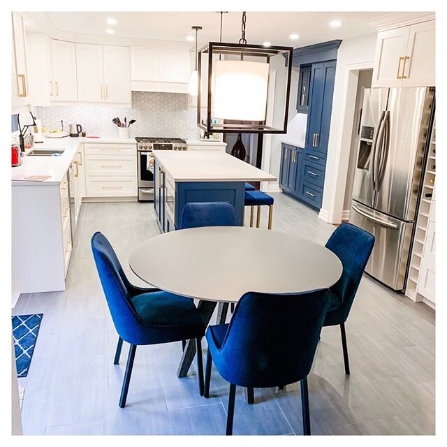 Winter blues but in a good way with this kitchen facelift! From outdated to crisp and modern, ready for this family of 4 (and 🐶🐶) to celebrate Christmas in their new space! Bright and a better use of space were the top 2 on the priority list- missi