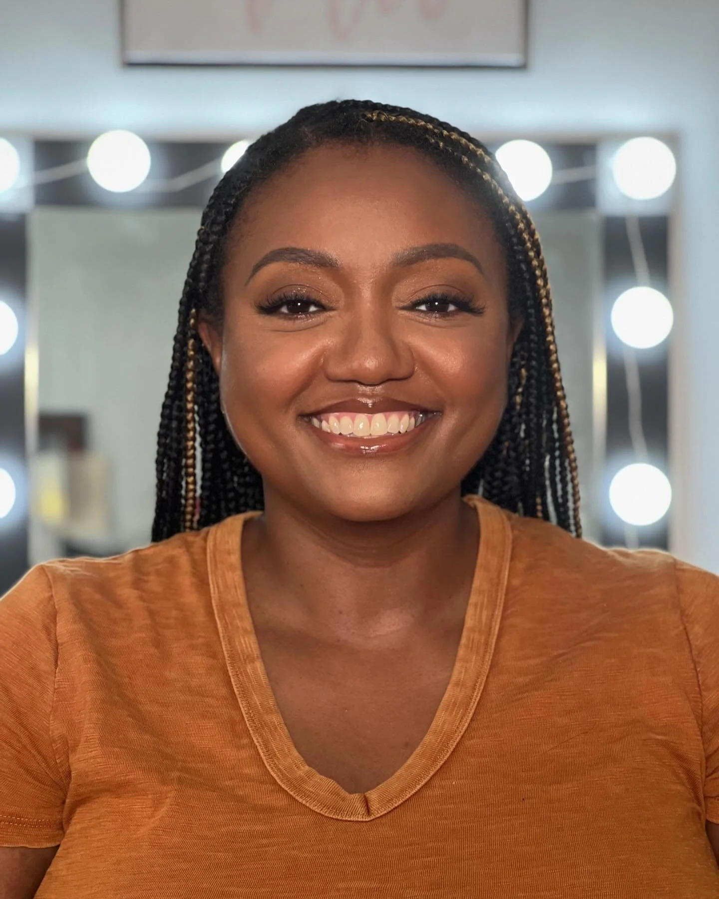 A few weeks ago, Spesh @itsbiancacooper came by for a session with me! It was waaaaaaaaay more than just a makeup session 😭🥹 She wanted a very natural glam look. So that&rsquo;s what I gave her🥰🤞🏾These looks are more difficult to do because high