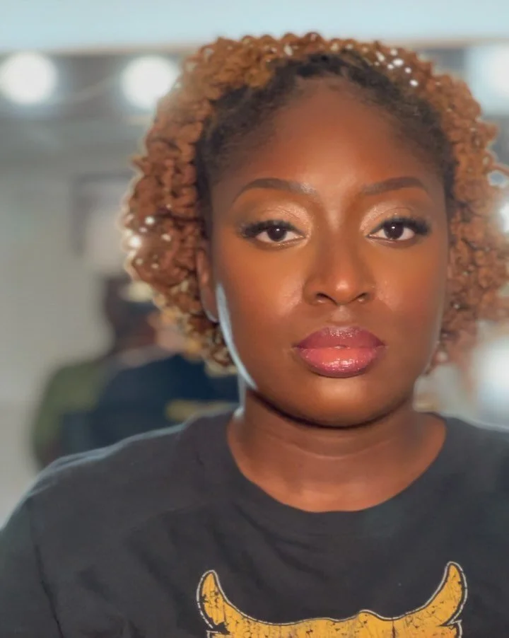 Love is in the air🌷 My Blue🩵Elephant🐘 @squeaknspin12 is getting married💍👰🏾🎉 She stopped by over the weekend to get glammed up before their engagement photoshoot📸 The RAW video is just 🥰🤲🏾 and I can&rsquo;t get enough! And the custom lip is