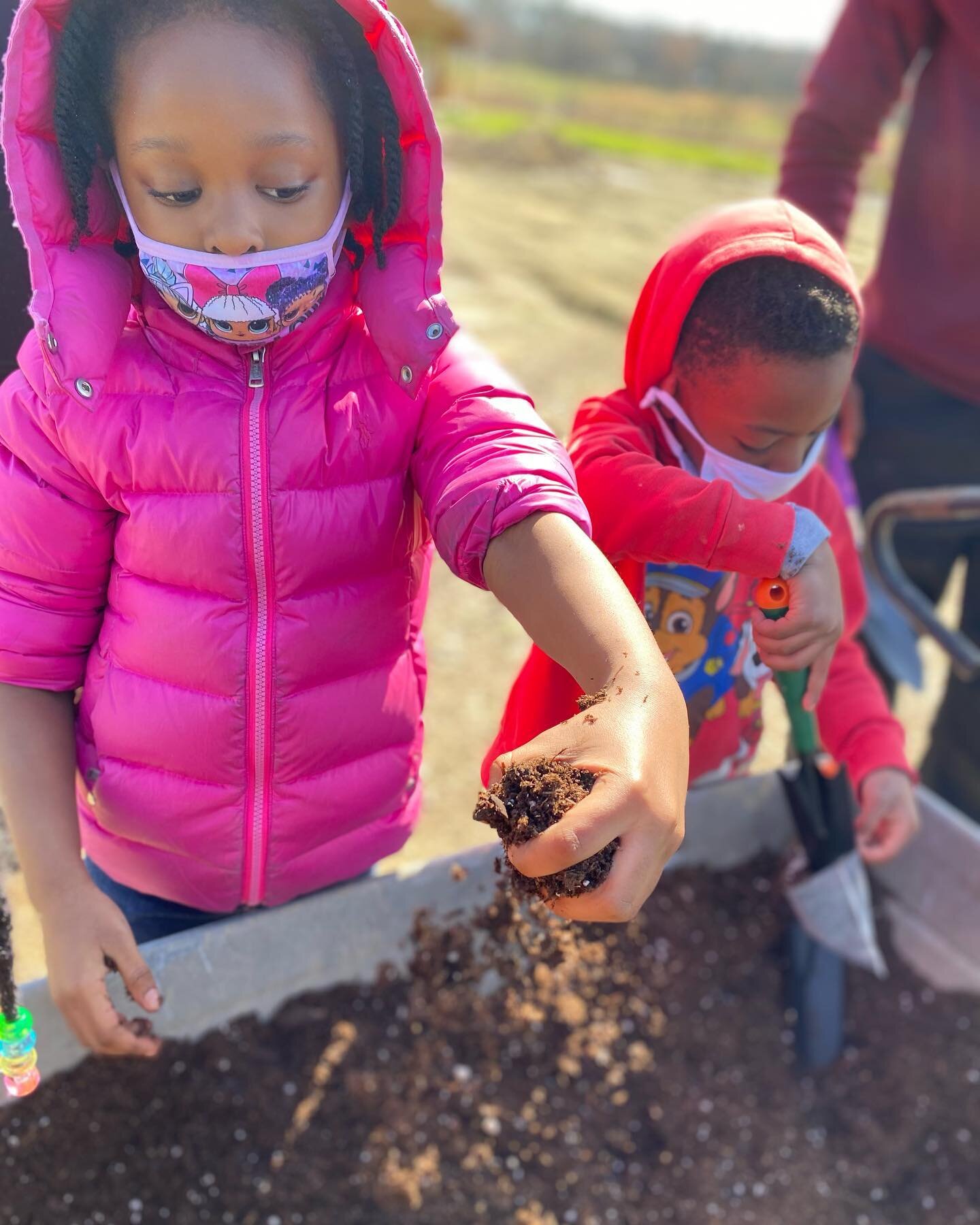 Started off with gloves now we here 🤗🥰😂
.
.
.
.
#outdooradventures #blacklivesmatter #explorenc #outdoorslife #happyplace #explorer #blackexcellence #earthfocus #chasingeaterfalls #community #gardening #optoutside #adventureseeker #blacktravel #bl