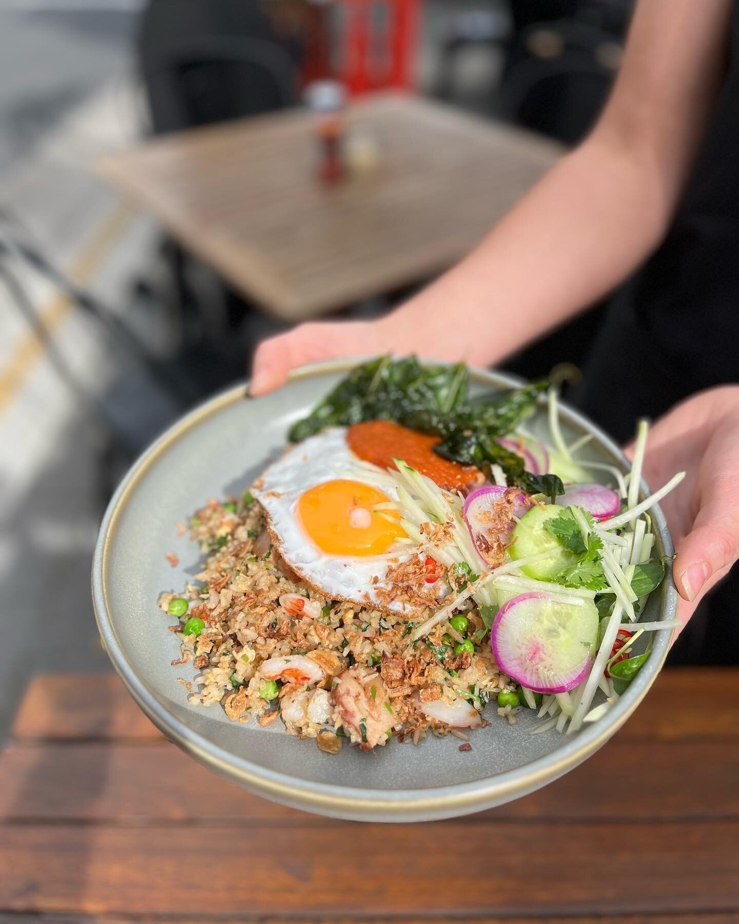 Thai breakfast fried rice, bbq roast pork, prawns, crispy fried eggs, chilli jam, green papaya + cucumber salad 🙌

#bertahobart #brunch #hobartbreakfast