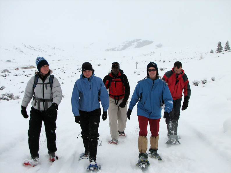 20071208_172005_CrestedButte018_JLV_snowshoeing_group_on_move_web.jpg