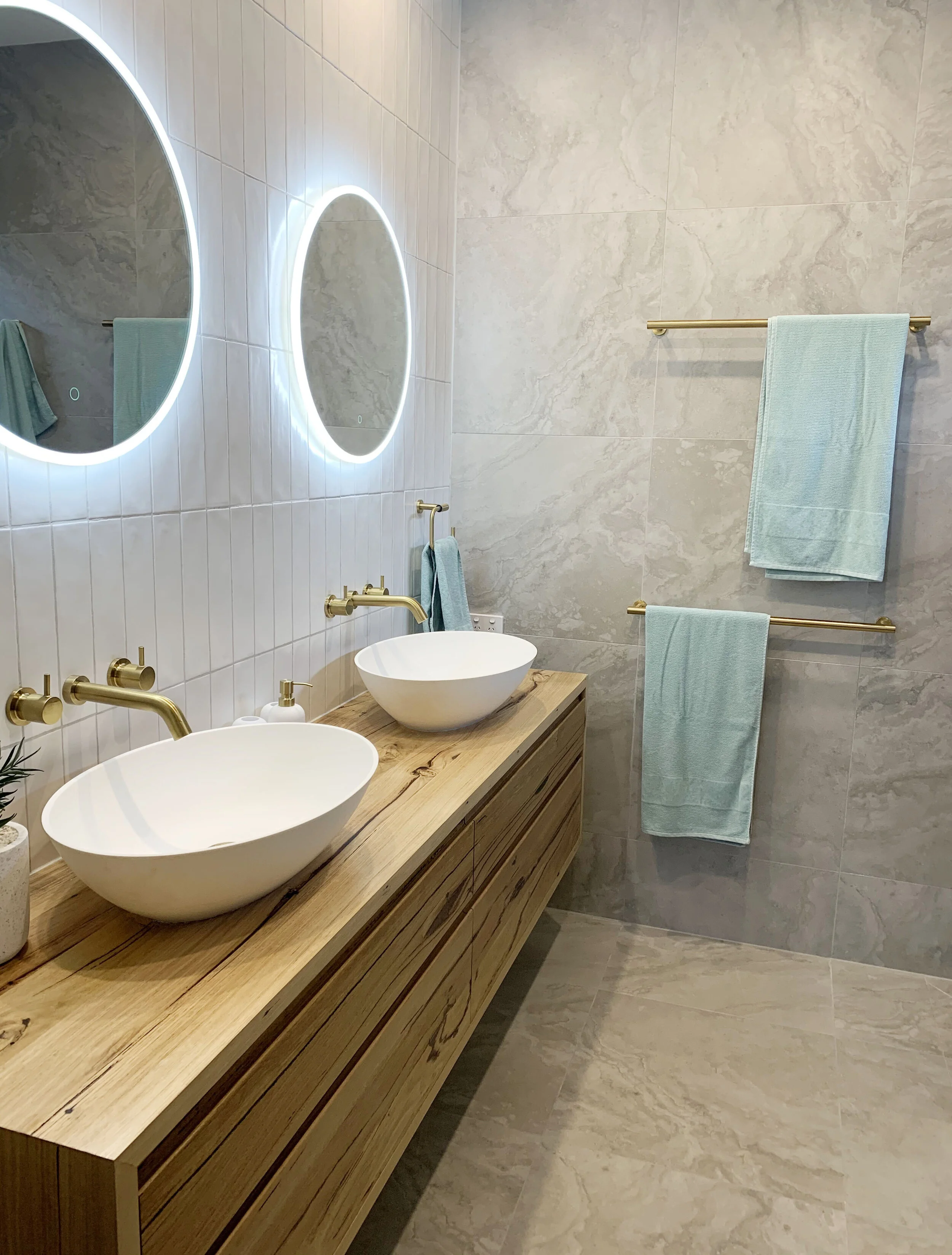 Ensuite 1.jpg