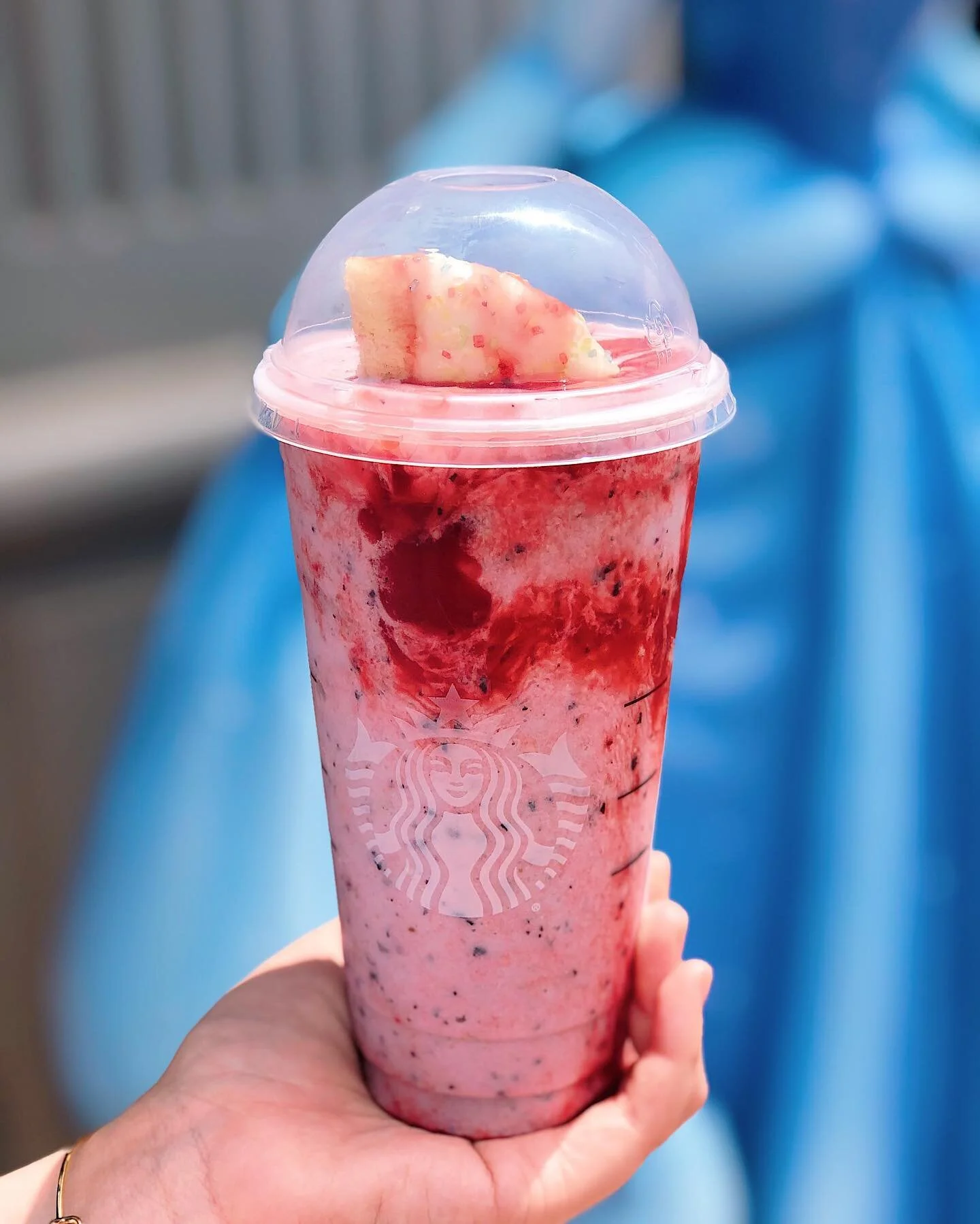 &ldquo;SHARK ATTACK AHHHH🦈&rdquo;....is what the baristas yell at you as you&rsquo;re handed this #DisneySprings exclusive Frappuccino😱😋🍓 

We were passing by the @starbucksmarketplace and the moment this menu item caught my eye, my legs had a mi