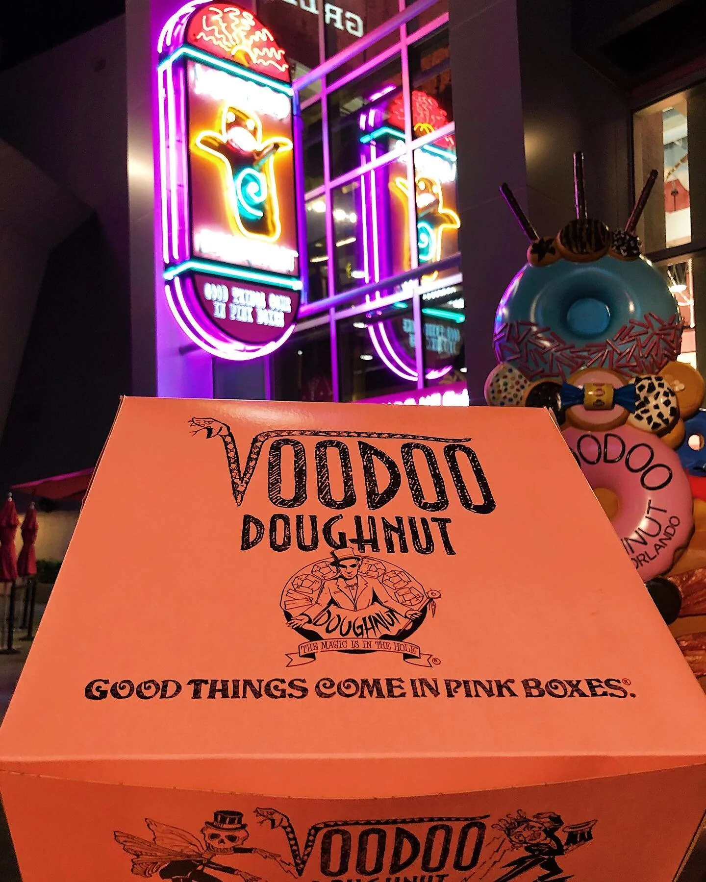~ swipe for spookee #hhn doughnuts👻 ~ 

Listen, idk about y&rsquo;all, but with Halloween Horror Nights being cancelled this year I&rsquo;m grabbing anything I can that reminds me of my favorite event🍩 That somehow included doughnuts (which is neve