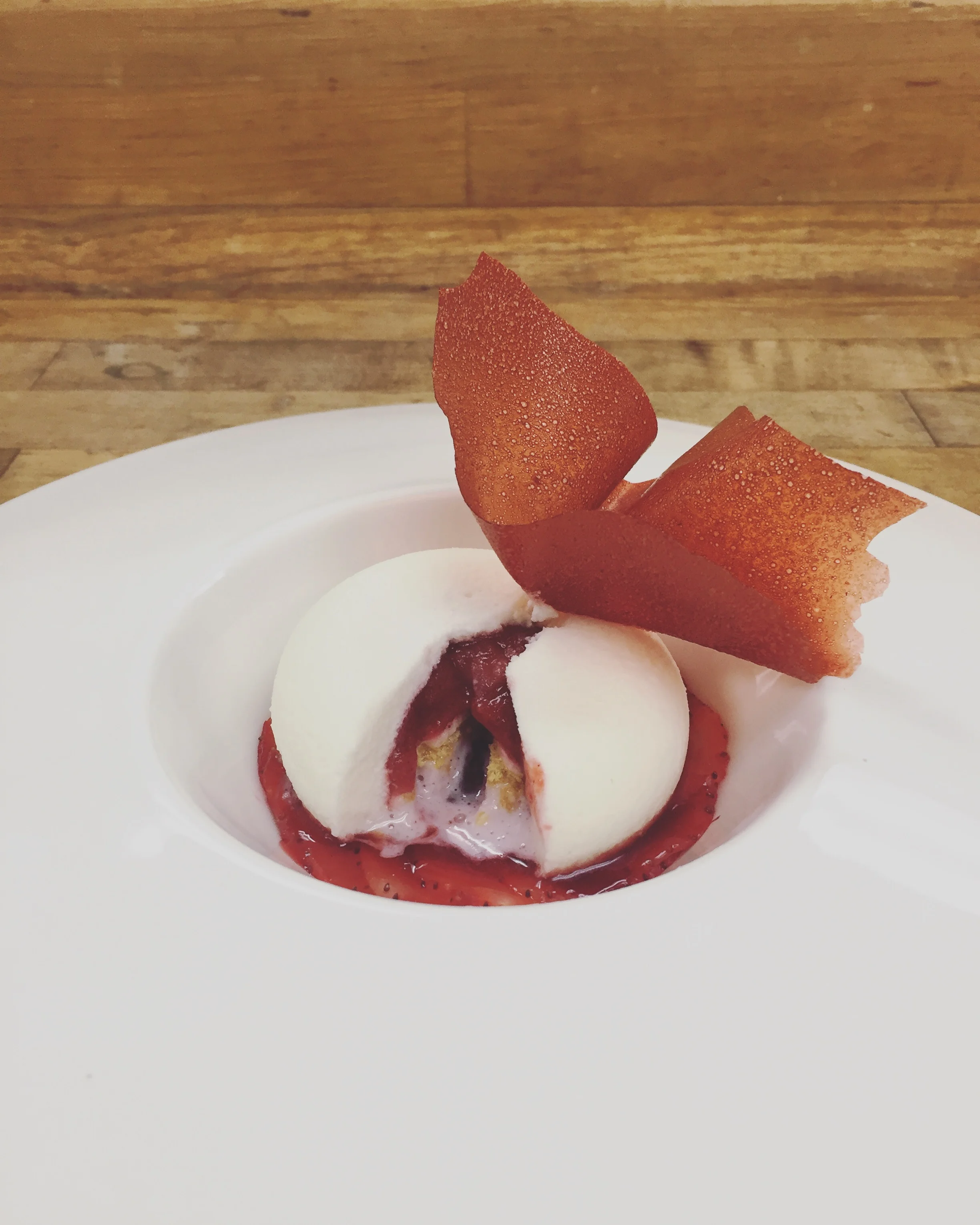  fraise fraîche nectar de fraise-poivre de tasmanie sorbet fromage blanc poivre de tasmanie poudre du honeycomb mousse fromage blanc gel fraise-poivre de tasmanie avec cubes du fraise intérieur papier fraise 