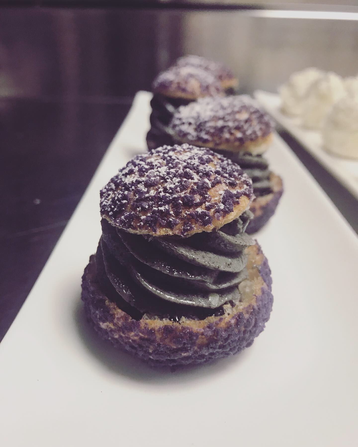 choux sesame noir-cassis
