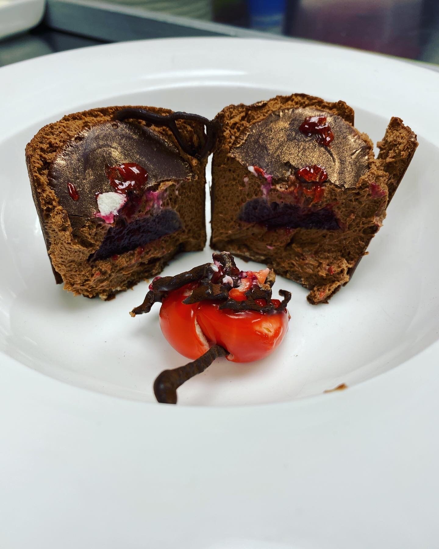    chocolat “souche”   mousse chocolat noir 60% insert gelee cerise rose des sables chocolat au lait enrobage chocolat noir poudre d’or 