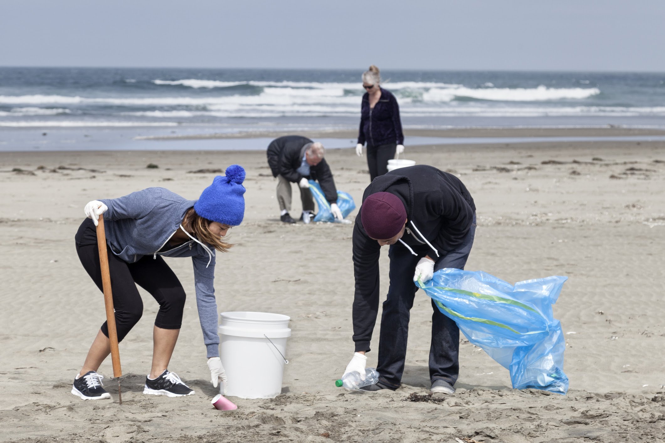 Beach clean up. Уборка пляжа. Волонтеры убирают пляж.