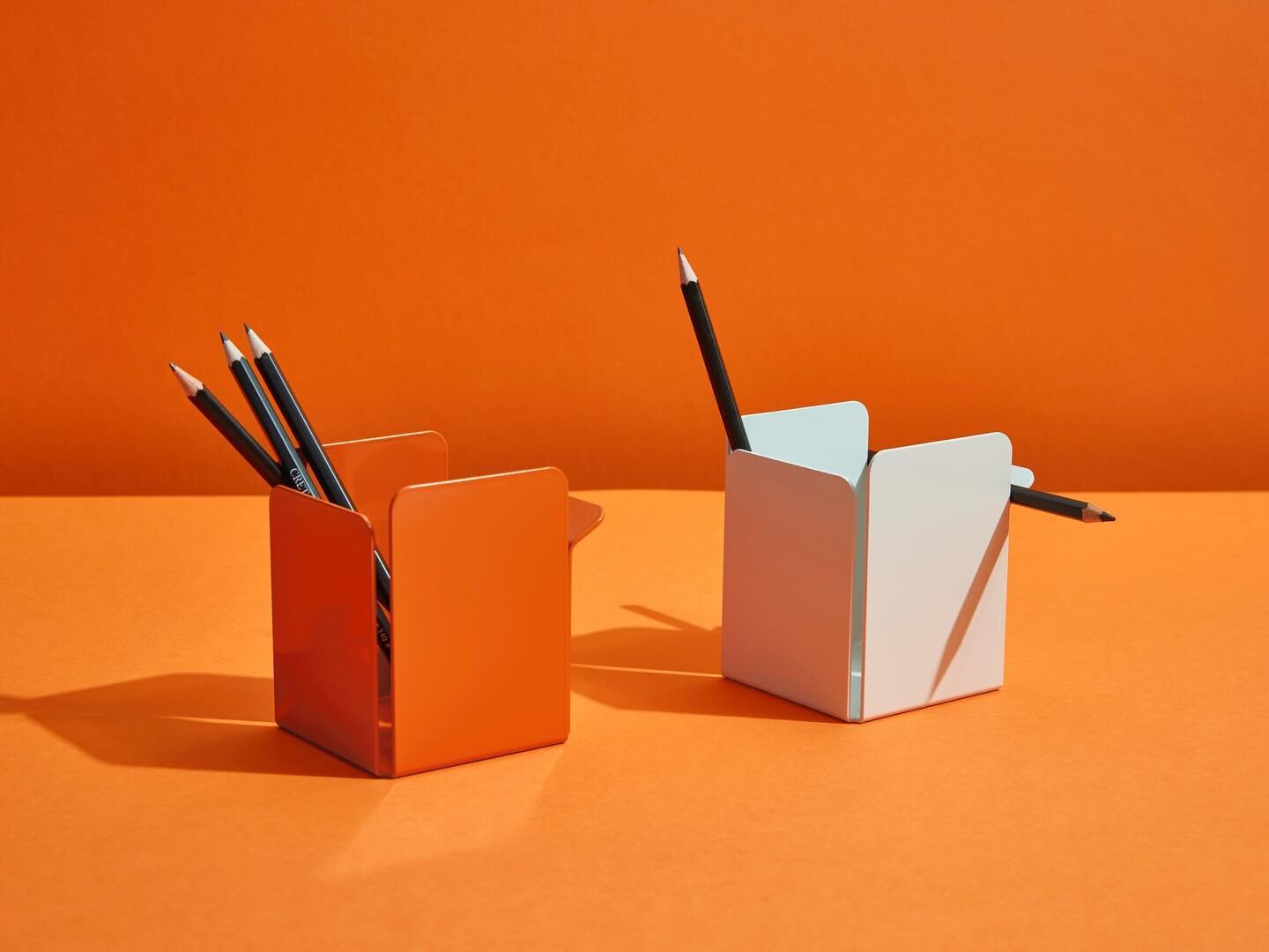 The &lsquo;Heey Pen Holder&rsquo; is made locally in Auckland, New Zealand and is stocked in a bunch of different colour options. Seen here in Gloss Orange &amp; Matte White 💁&zwj;♂️🍊

📸 @jakedennis 

#oddthing #nzmade