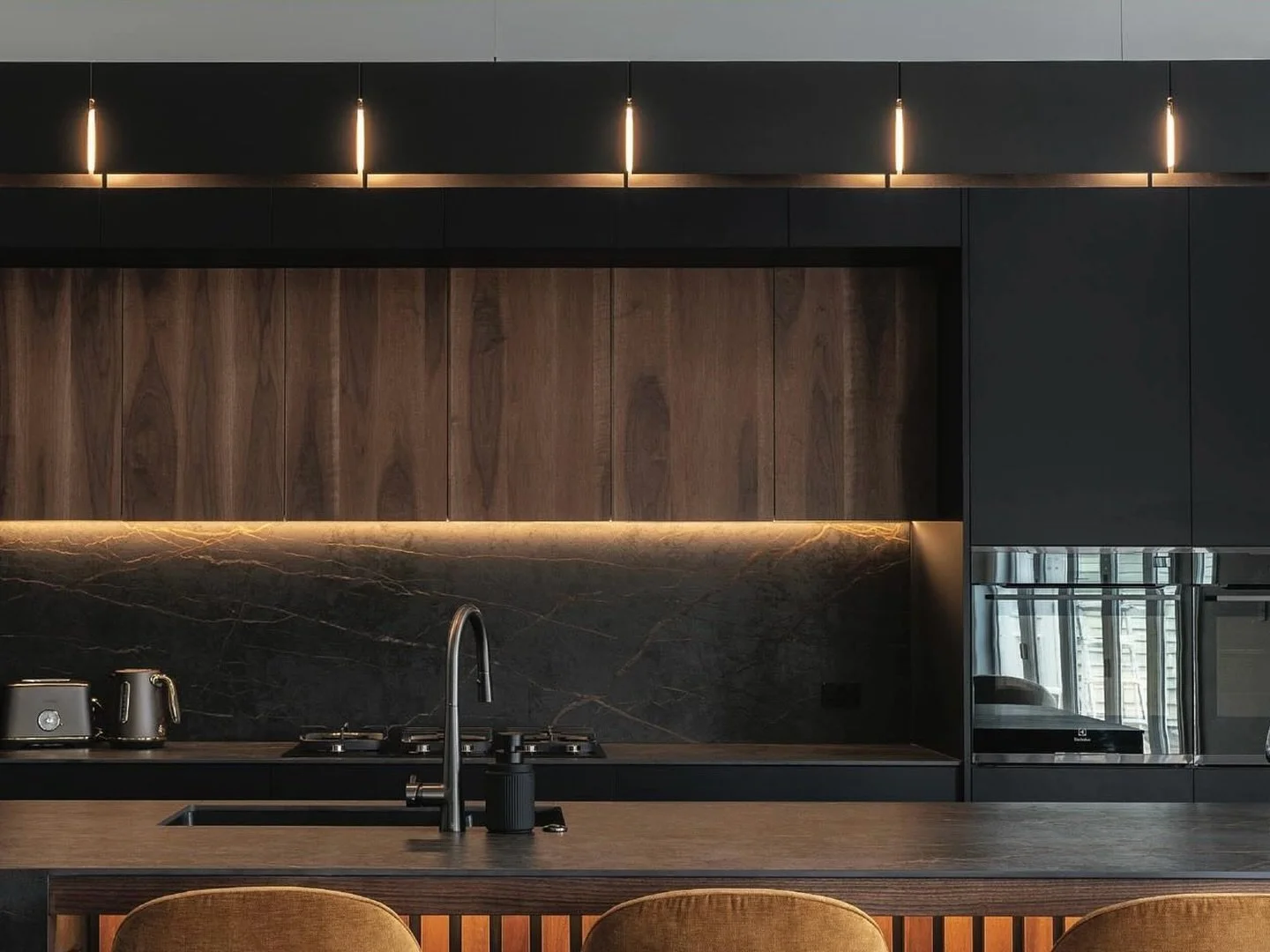 &lsquo;The Long Light&rsquo; is in the kitchen, 3 meters long 📏 and suspended by wire cables 💡

Designed and made in Auckland, New Zealand 🇳🇿 

#nzmade #oddthing #lightingdesign