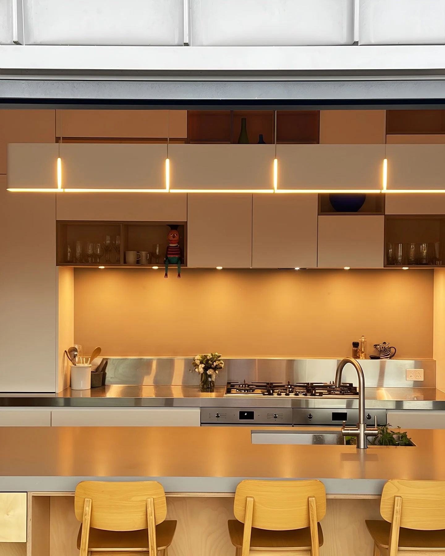 &lsquo;The Long Light&rsquo; at home in Te Awanga, Hawke&rsquo;s Bay 💡 

Length: 2.5 Metres 📏 
Colour: Dulux Warm White Pearl Kinetic - Matt
Light: Warm White (2700K)

#oddthing #nzmade #lighting