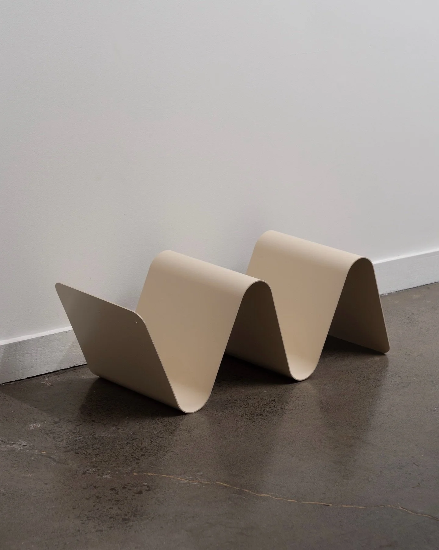 Matte Almond Milk 🥛 is looking good on the full-size Wavy Magazine/Book Stand

Our large Wavy stands are coated upon order in your desired colour finish, giving you control over what finish will look best in your space 🎨

Manufactured in: Auckland,