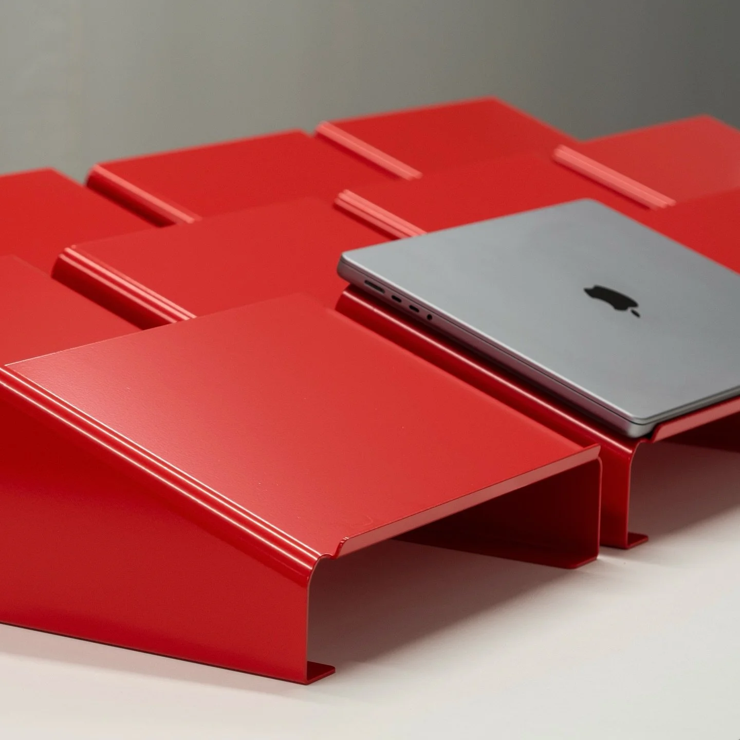 The Workmate &mdash; Laptop Stand in gloss cola red for @princess_acreativecompany 🔥

Get in touch for bulk orders to fit out your office 🧑&zwj;💻👩&zwj;💻

#madeinnewzealand #oddthing #desksetup