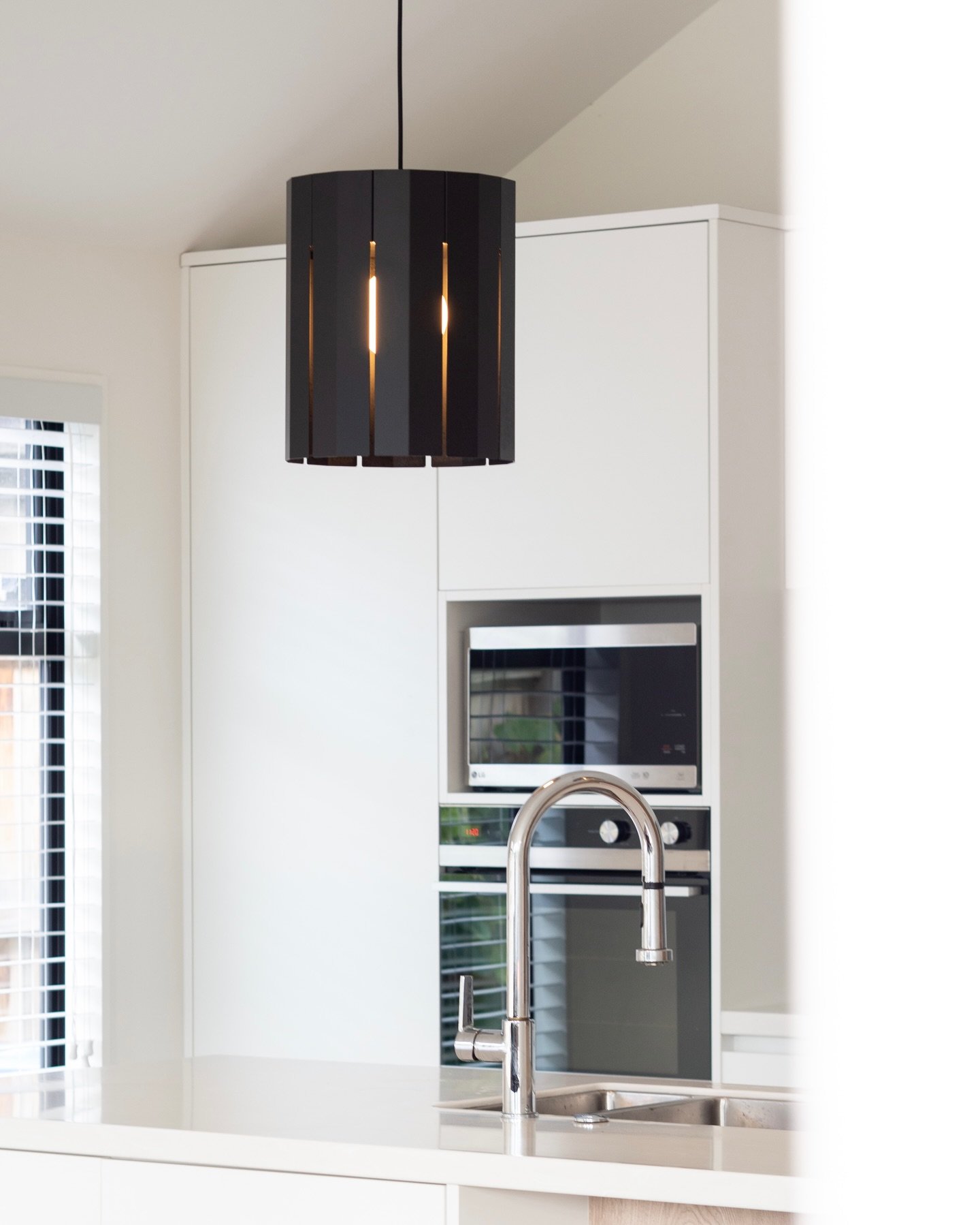 Pendant light upgrade with the Dexter Light above the kitchen island. Seen here in its large size - 310mm (D) x 375mm (H) 💡📏

Finish: Charisma - Black Ace Flat
Light: Warm White (2700K)

Made in Auckland, New Zealand 🇳🇿

#nzmade #bespokelighting 