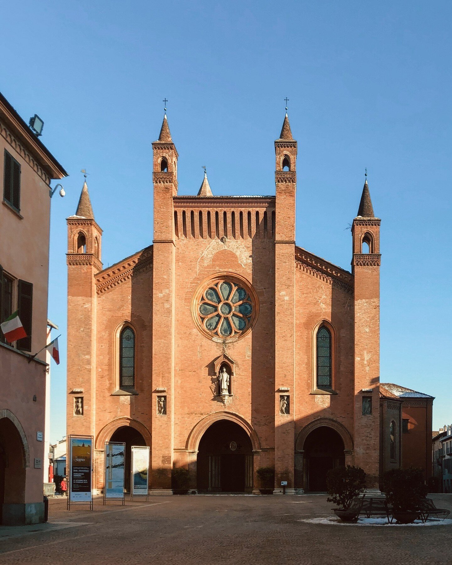 The facade of the cathedral of San Lorenzo has become the protagonist of a legend handed down by the people of Alba about the origin of the name Alba by referring precisely to the decorations on the facade of the cathedral of San Lorenzo: four statue