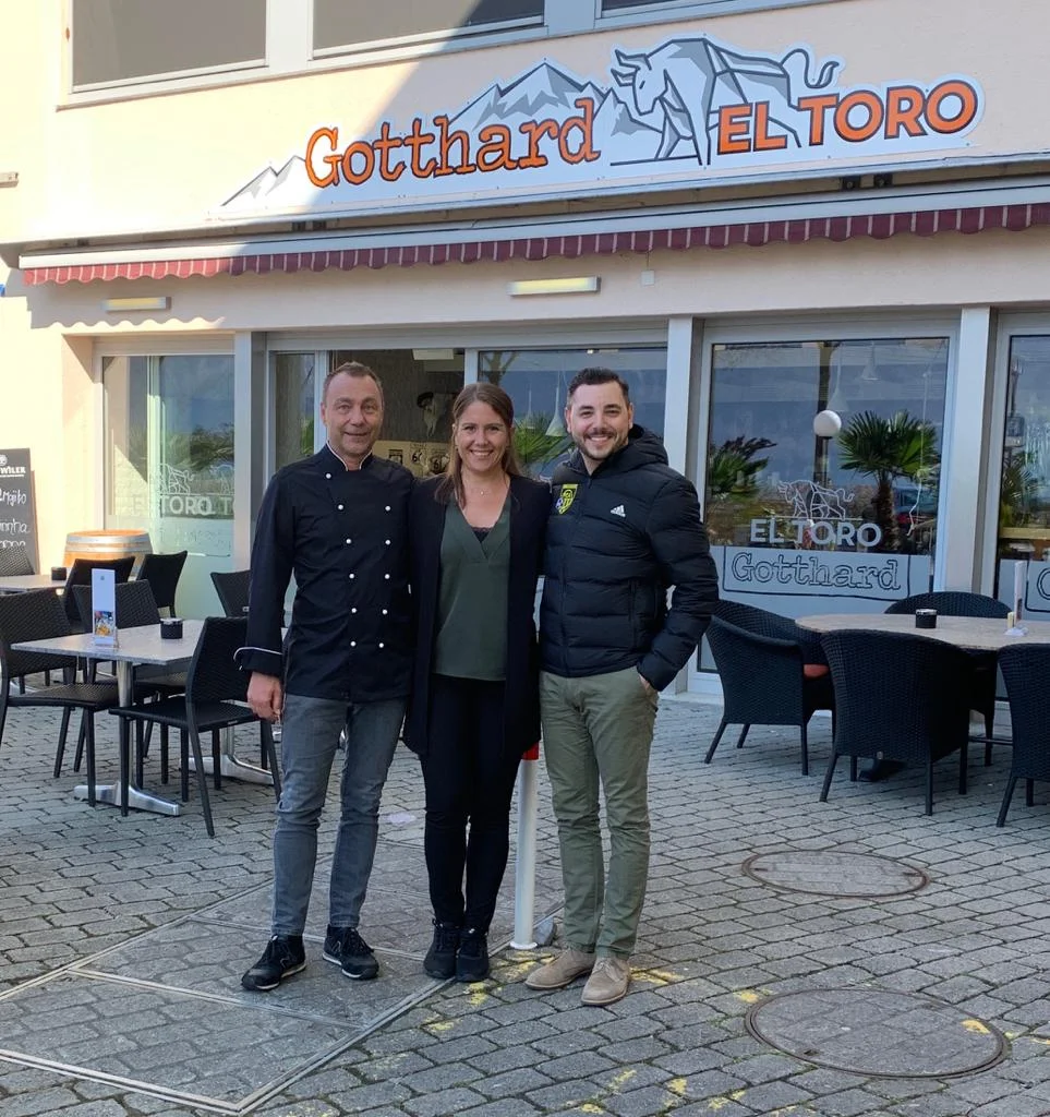 Maurizio Persi (FC Altdorf) zusammen mit Corina und Michel Wagner