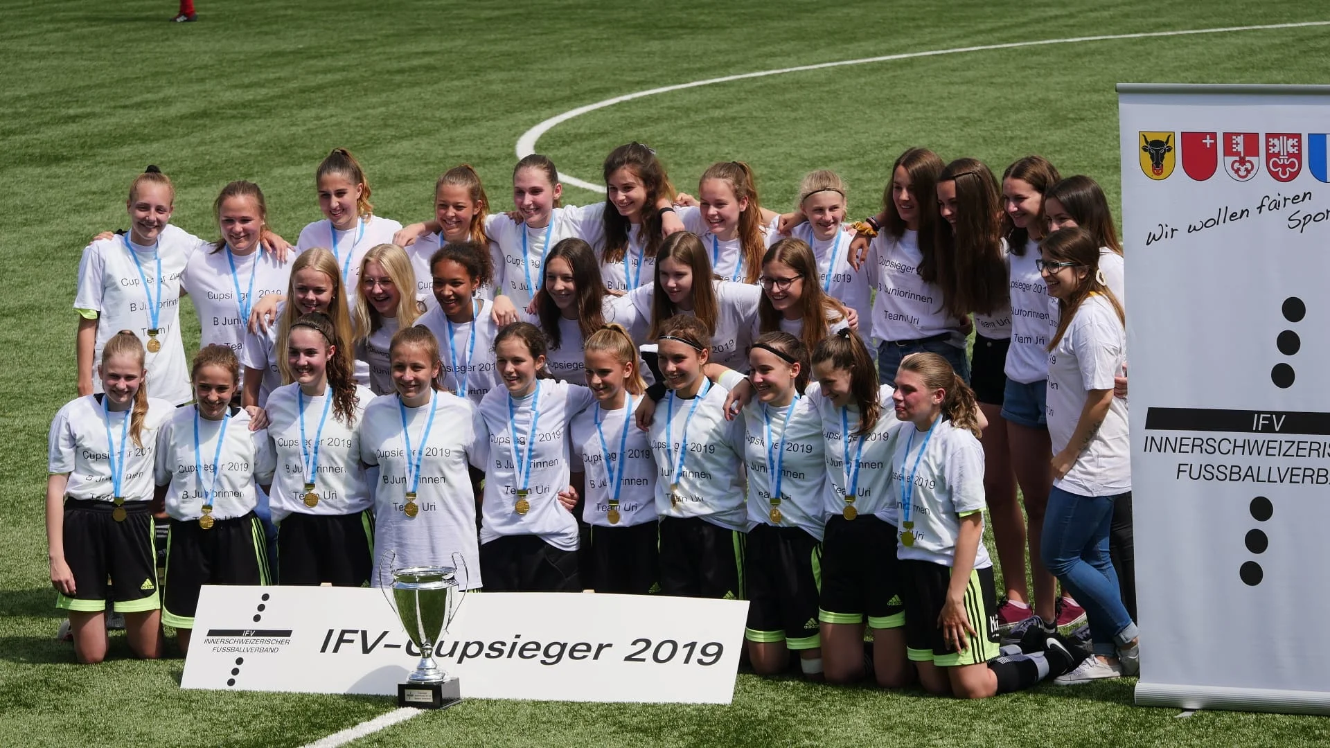 Das Team Uri FF-19 feiert den IFV-Cuptitel 2019 (Bild: Bruno Manz).