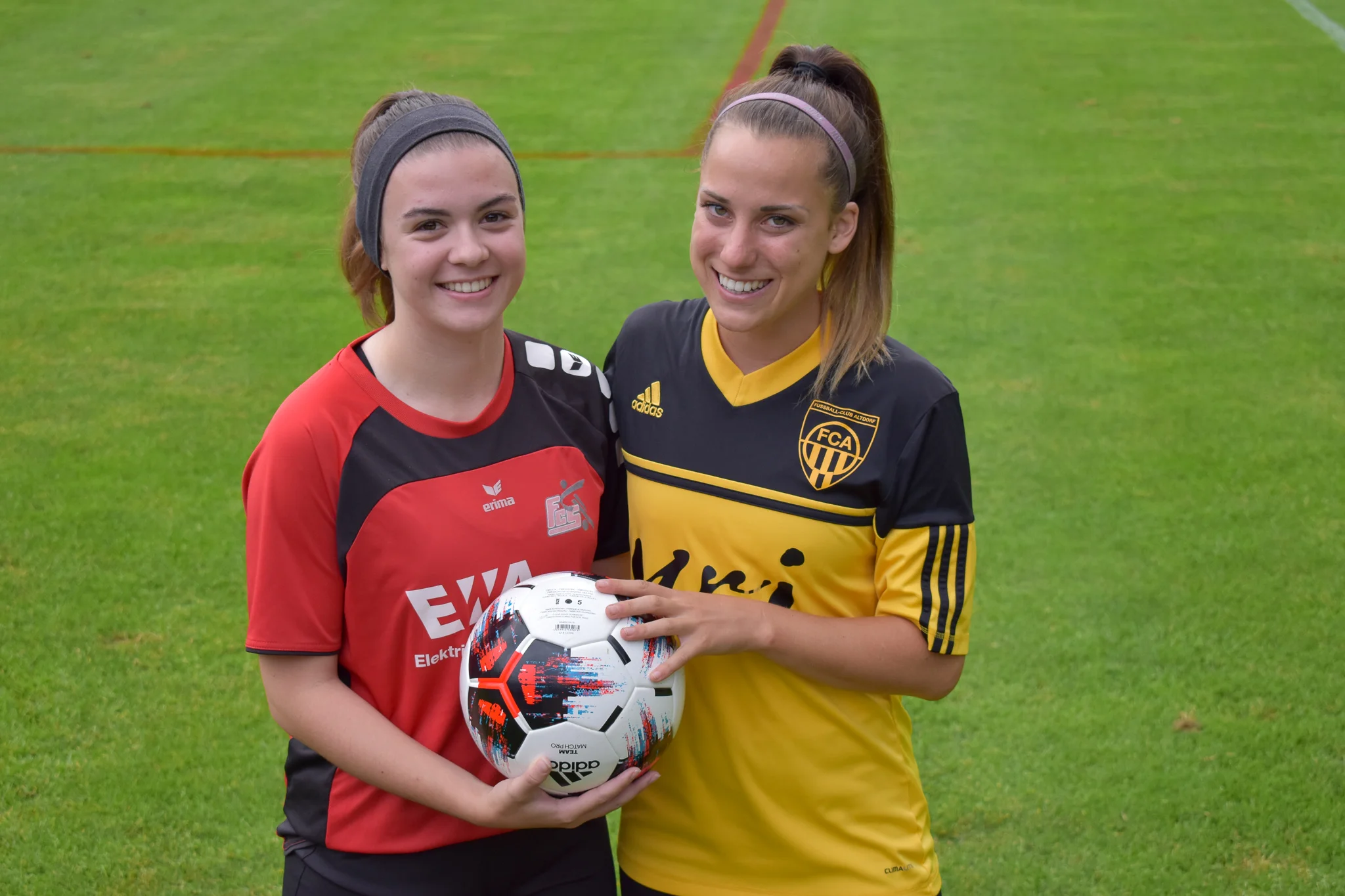 Nadine Scheiber (FCS) und Salomé Stutz (FCA) werden neu gemeinsam für die SG Schattdorf/Altdorf spielen. Foto: Ronny Arnold