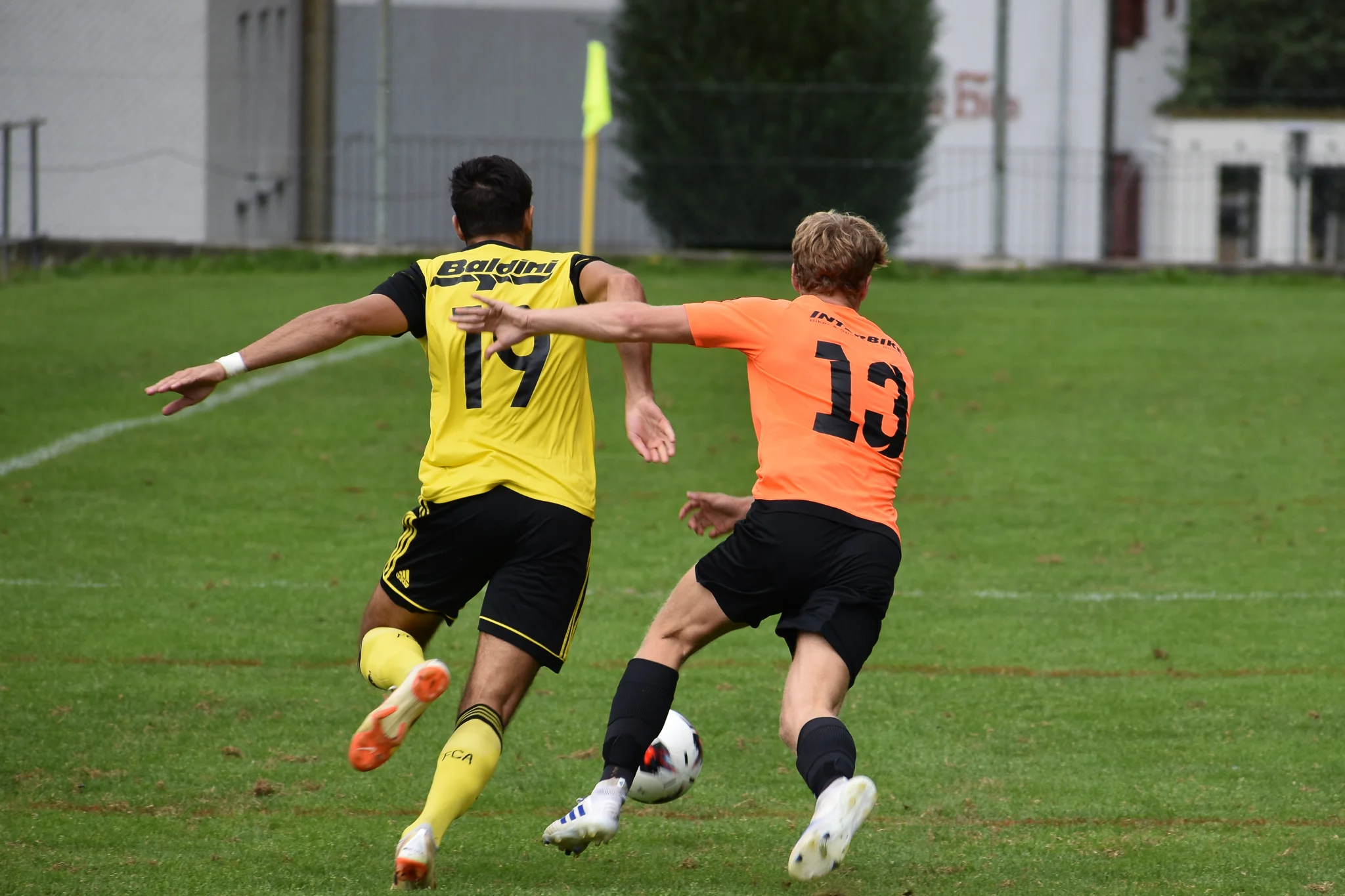 Altdorfs Asaro im Zweikampf mit OGs Zai. Foto: FC Altdorf