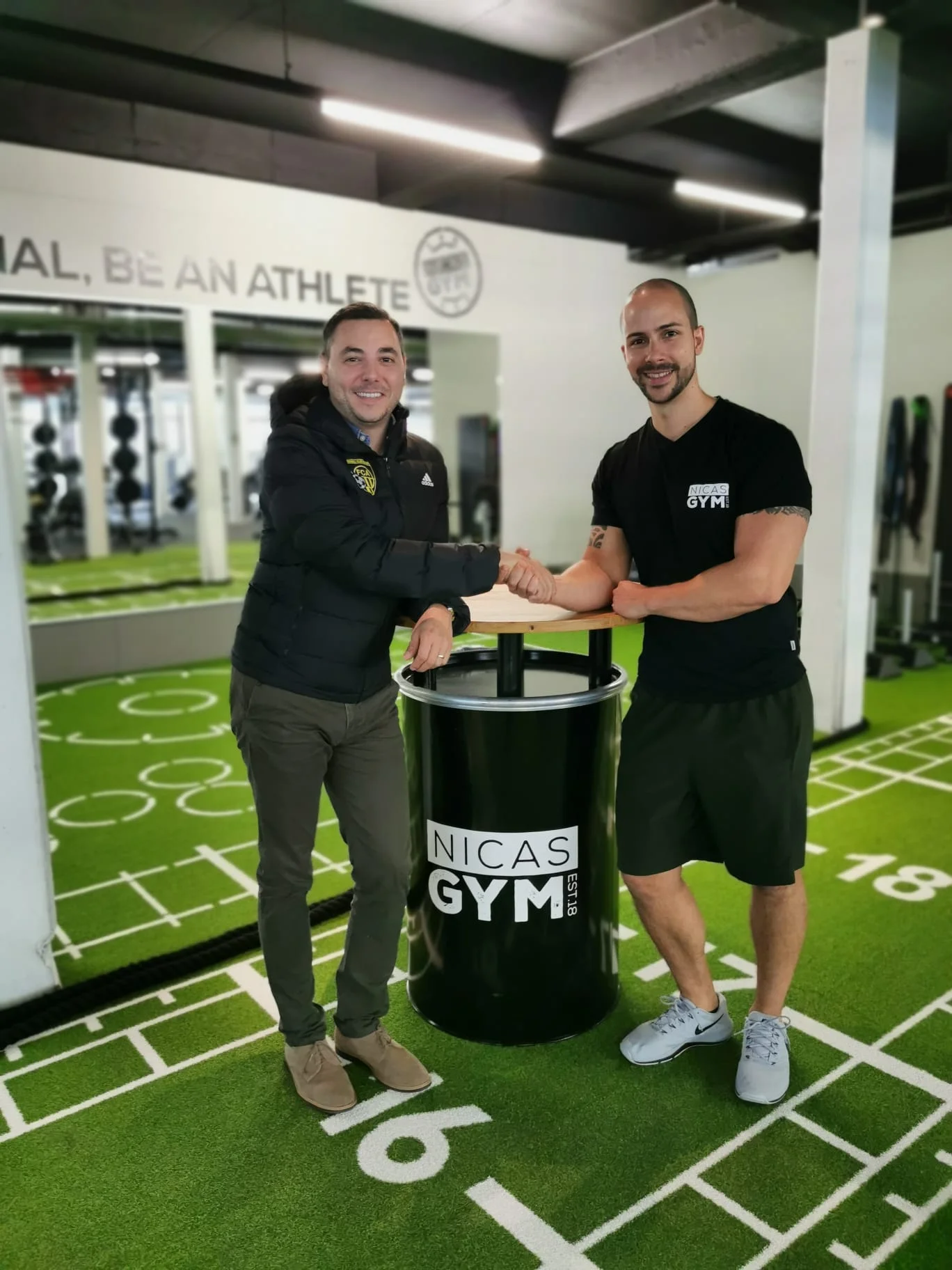 Maurizio Persi (FC Altdorf) zusammen mit Valentin Nica, Gründer und Geschäftsführer von NicasGym.