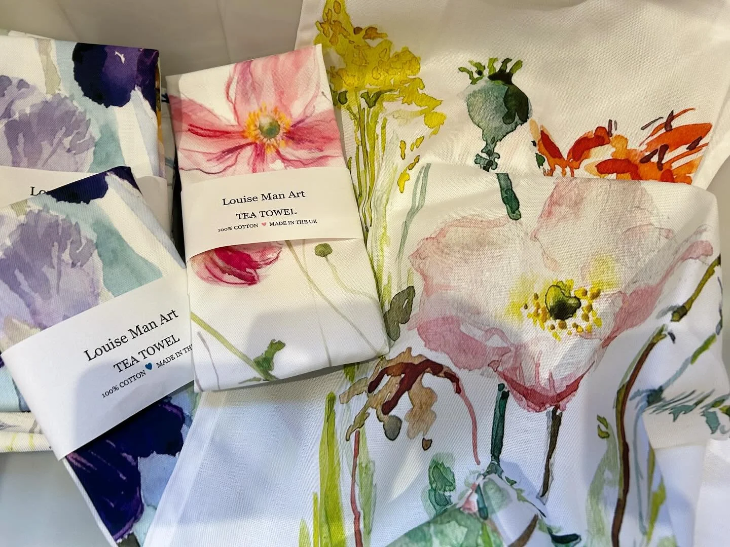 Getting ready for Saturday&rsquo;s @thaxtedartandcraftfair. A couple of new tea towel designs, plus paintings, prints and pretty little Robin decorations. It&rsquo;s on from 10am until 4pm in Thaxted church x

#thaxted #thaxtedchurch #teatowels #loui