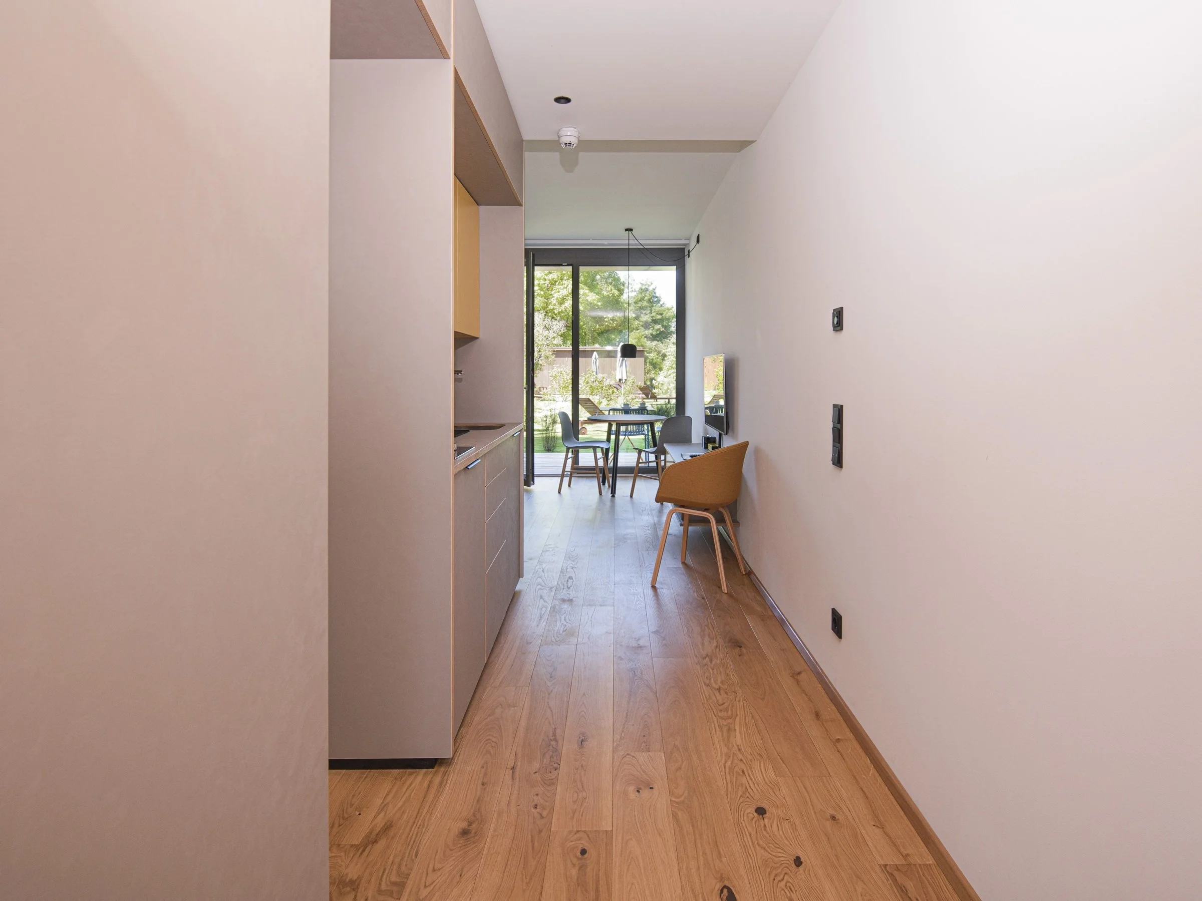 Im Grünen 2 hochwertig Holzboden.jpg