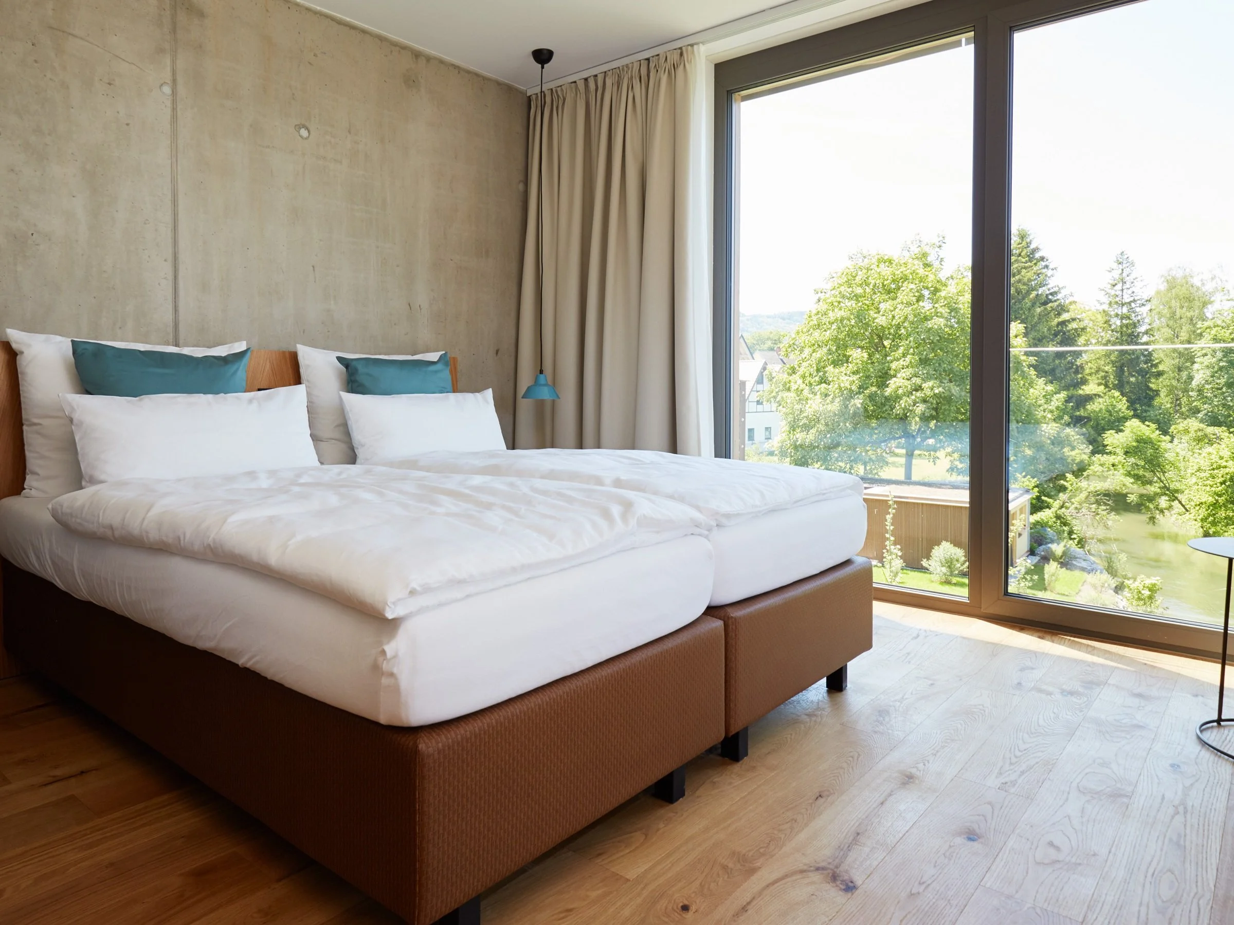 Über dem Wasser 2 großes Schlafzimmer Blick aufs Wasser.jpg