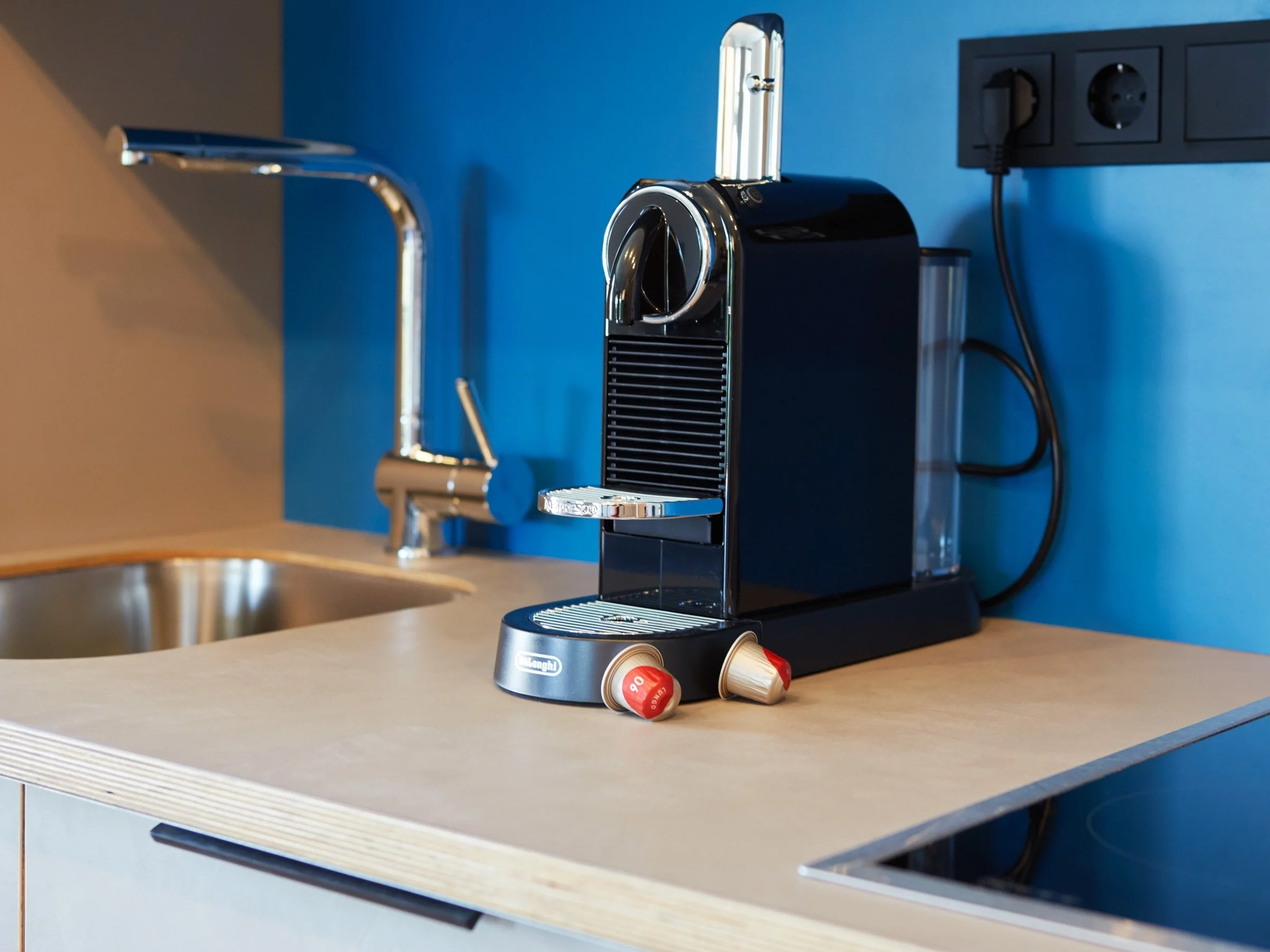 Über dem Wasser 14 Unterkunft mit Kaffeemaschine.jpg