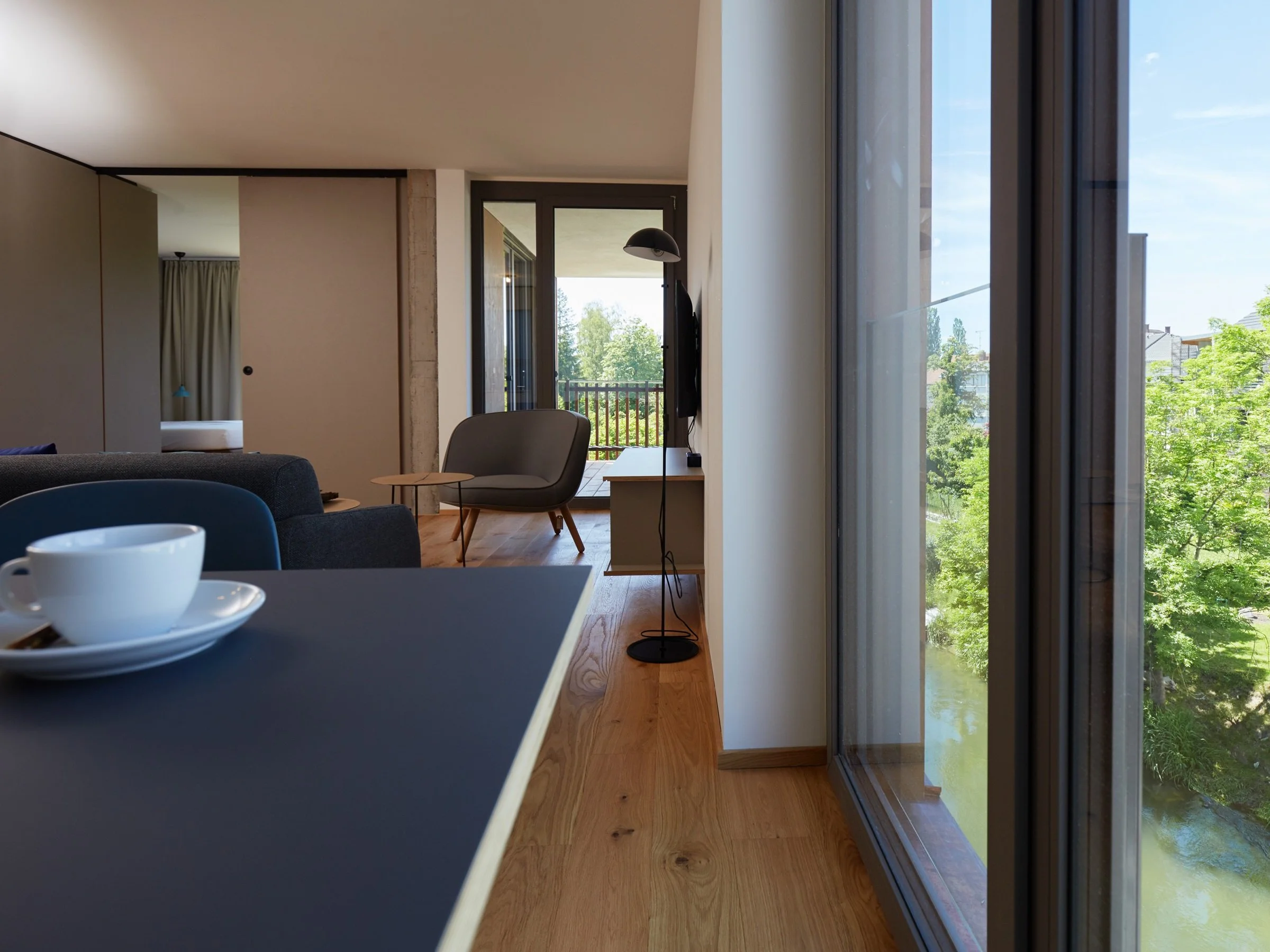 Über dem Wasser 15 großügiger Essbereich.jpg