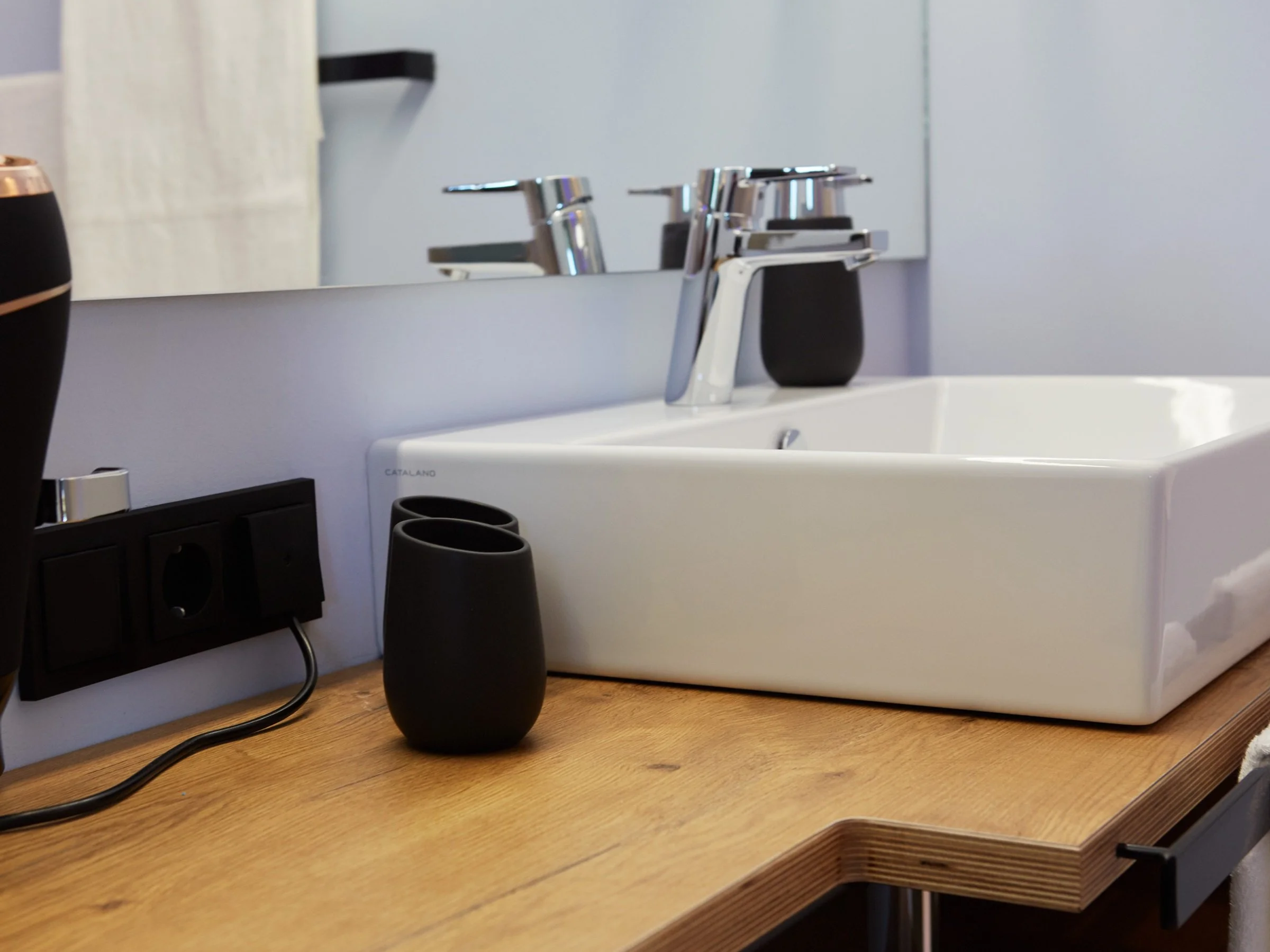 Über dem Wasser 17 Waschtisch Fön Kosmetikspiegel.jpg