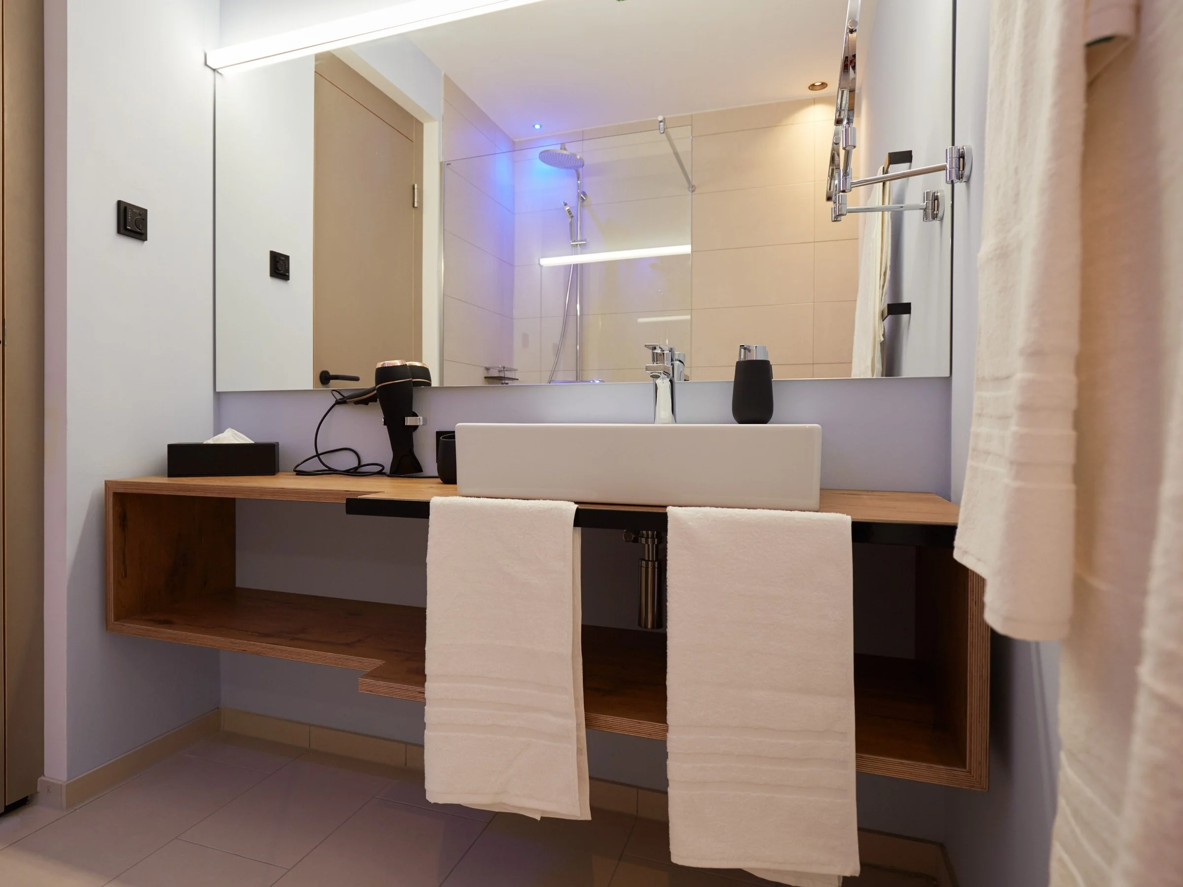 Über dem Wasser 18 Bad mit Regendusche.jpg