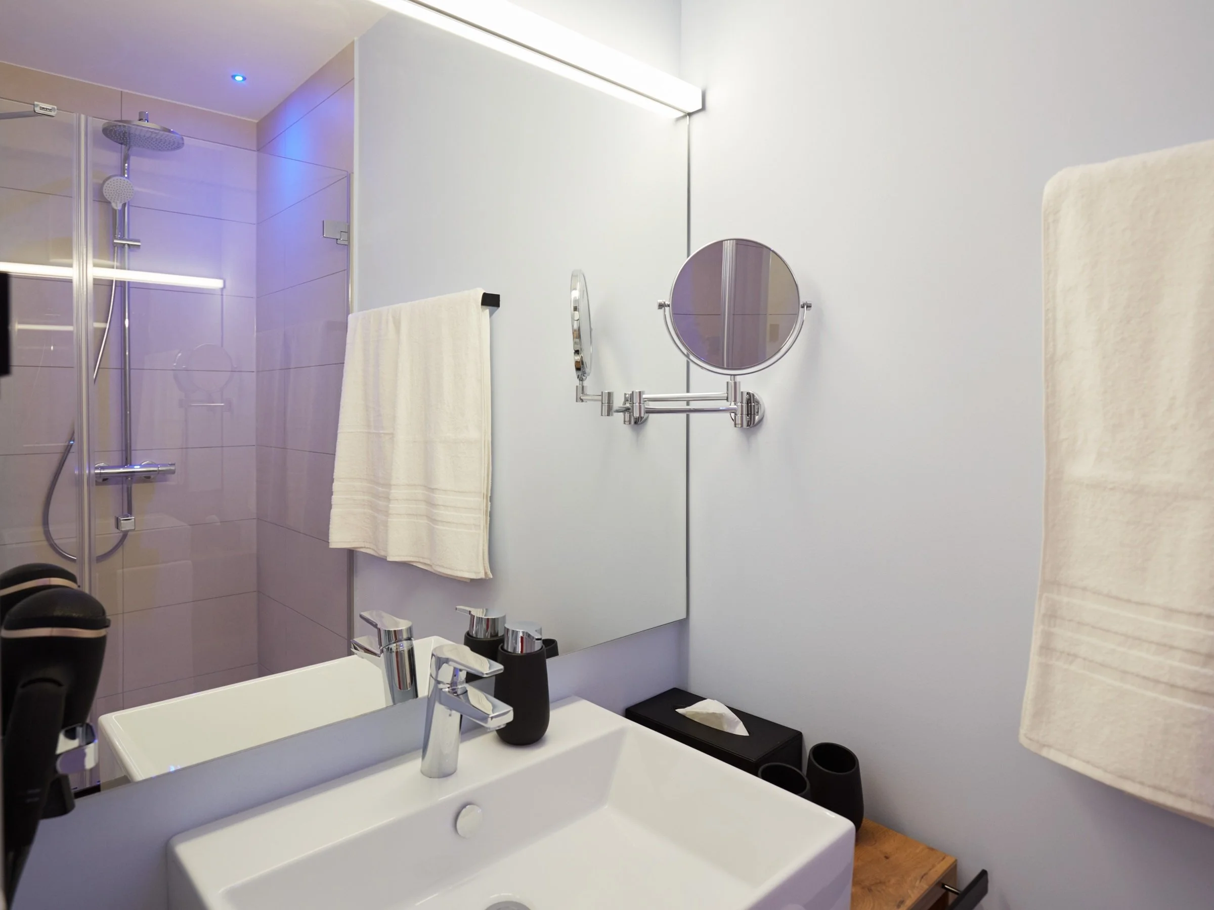 Abendsonne 13  Waschtisch Fön Kosmetikspiegel.jpg