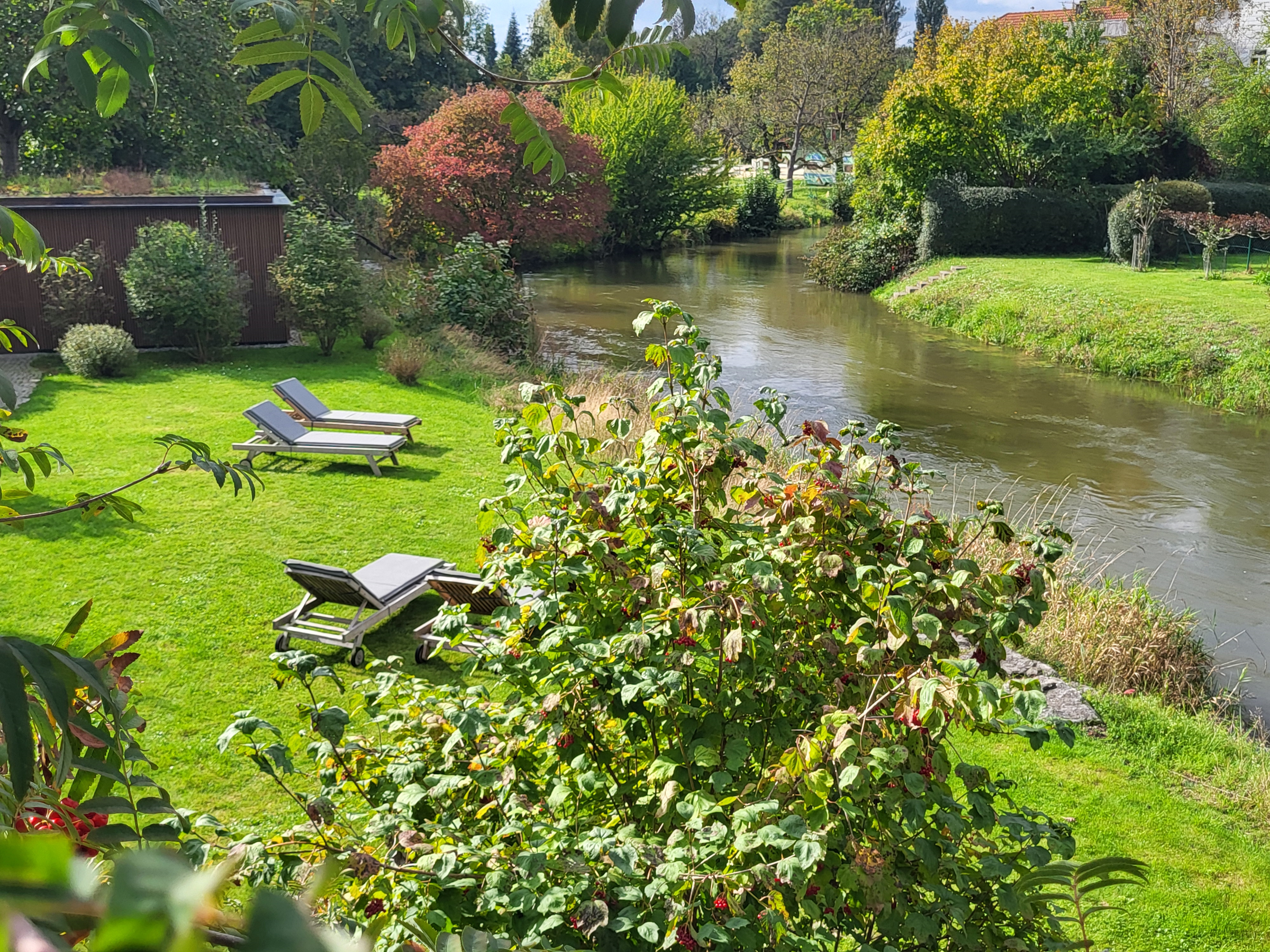 Abendsonne Aussicht auf Garten und Fluss.jpg