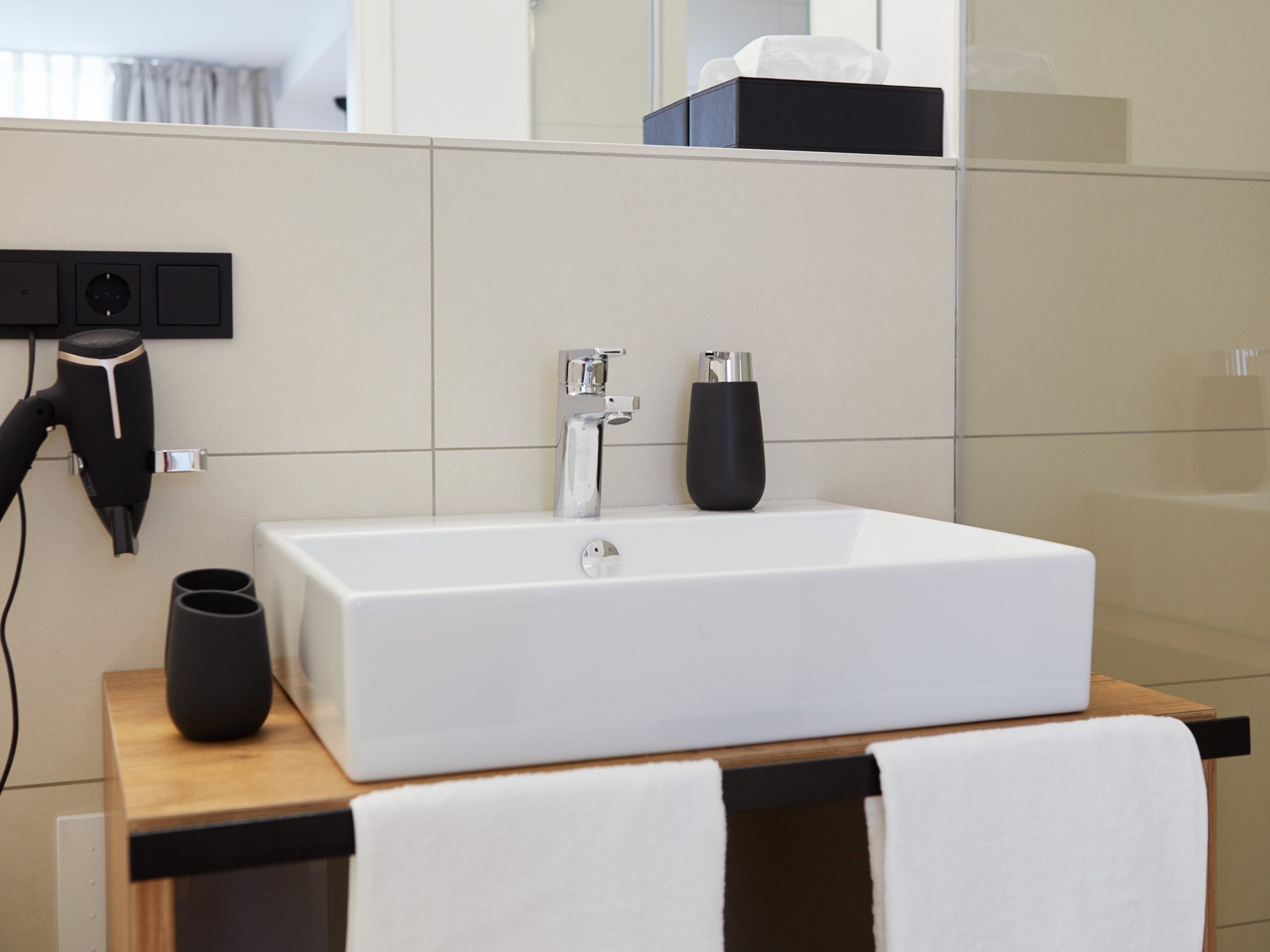 Zum Brunnen 9 Bad großer Spiegel.jpg