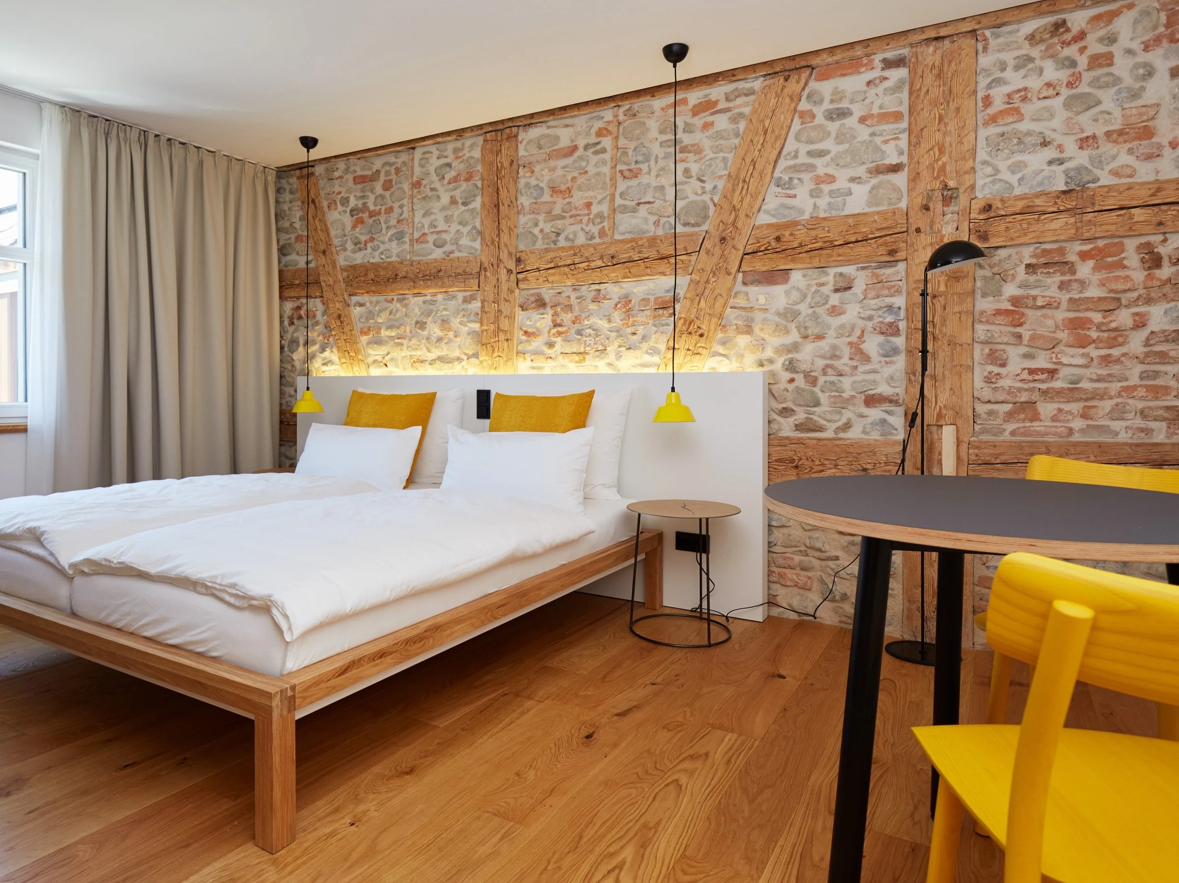 Zum Dorfplatz 1 Fachwerk Natursteinwand.jpg