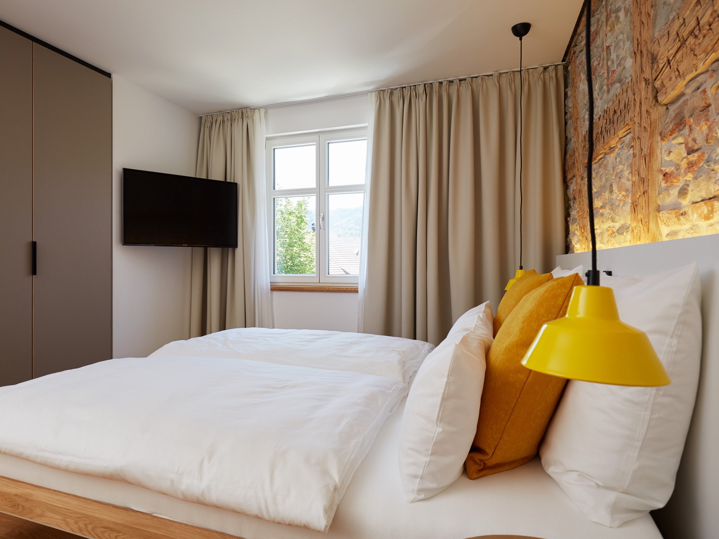 Zum Dorfplatz 3 gelbe Akzente.jpg