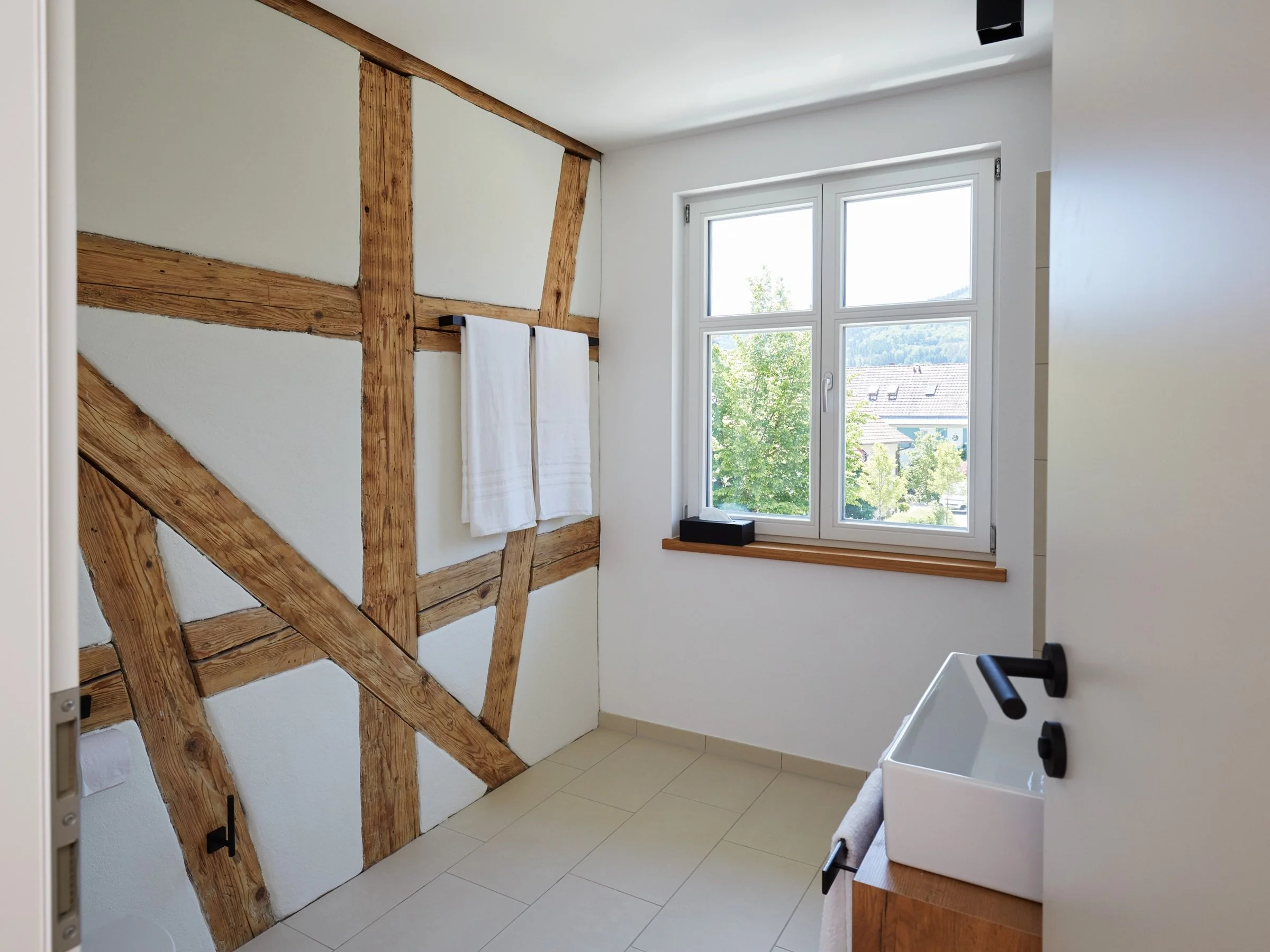 Zum Dorfplatz 9 Bad mit Fachwerk.jpg