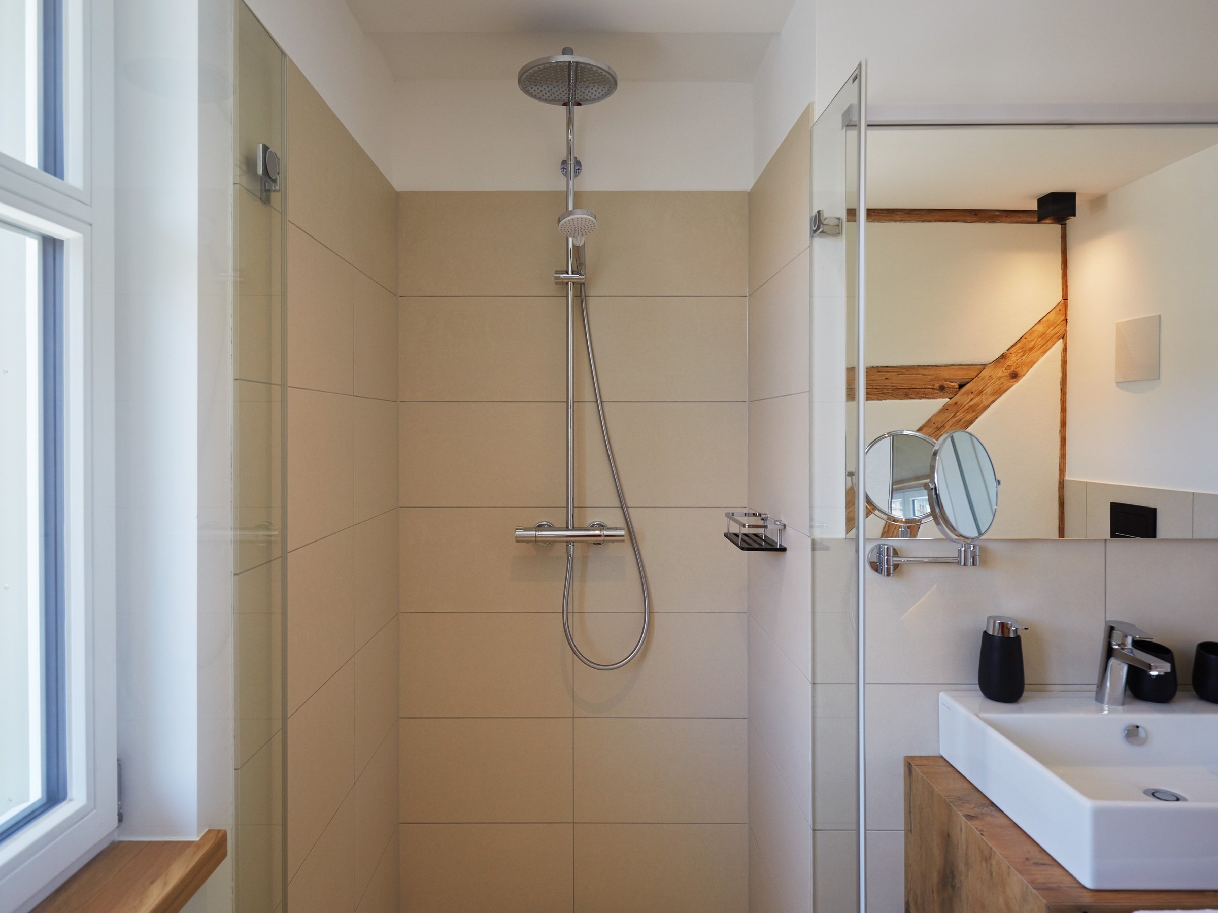 Zum Dorfplatz 11 helles Bad mit Fenster Regendusche.jpg