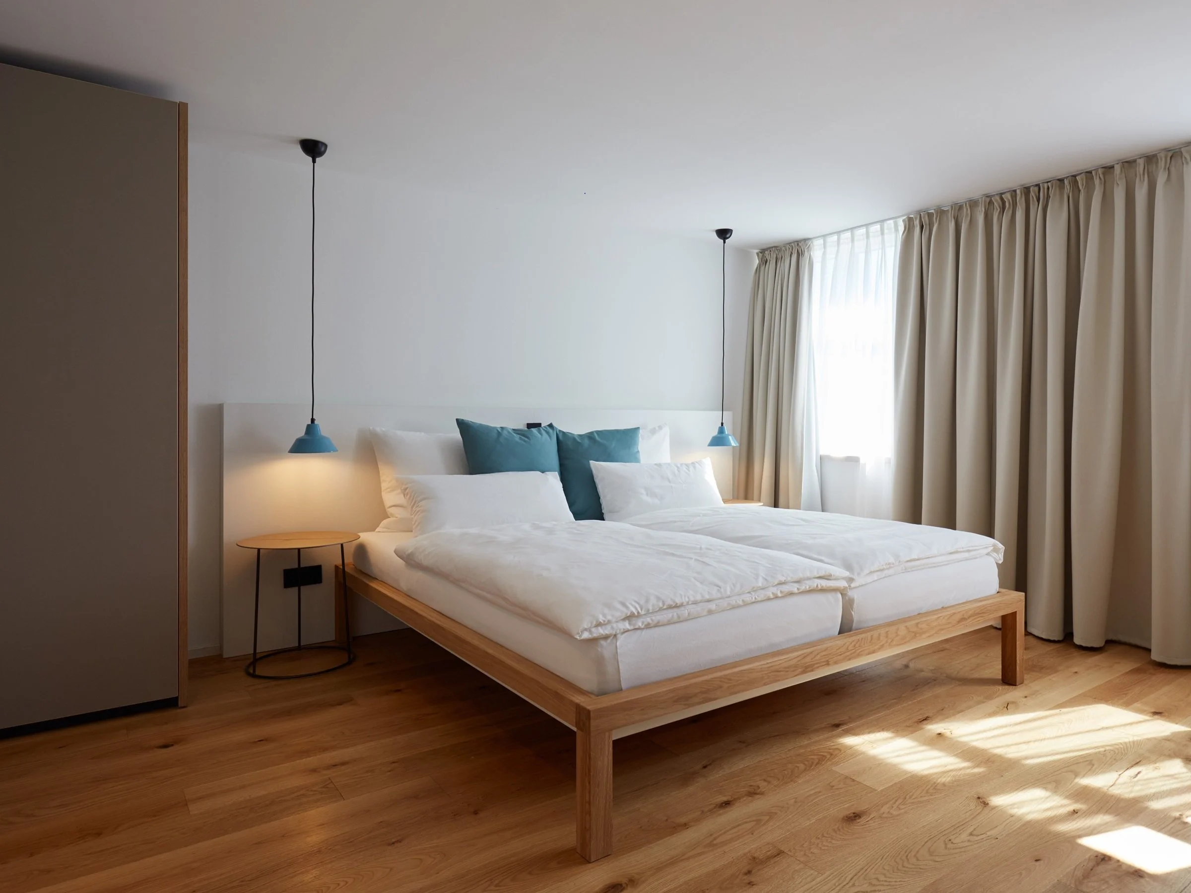 Höri 4 großes Schlafzimmer.jpg