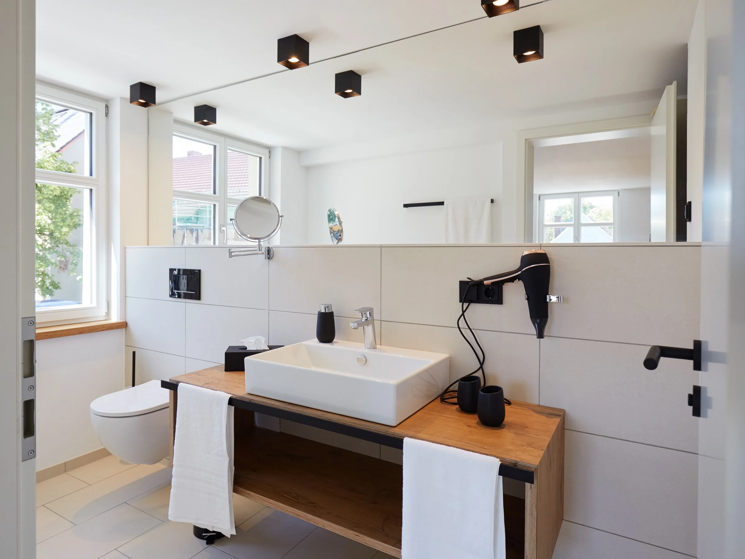 Höri 11 helles Bad mit großem Spiegel.jpg